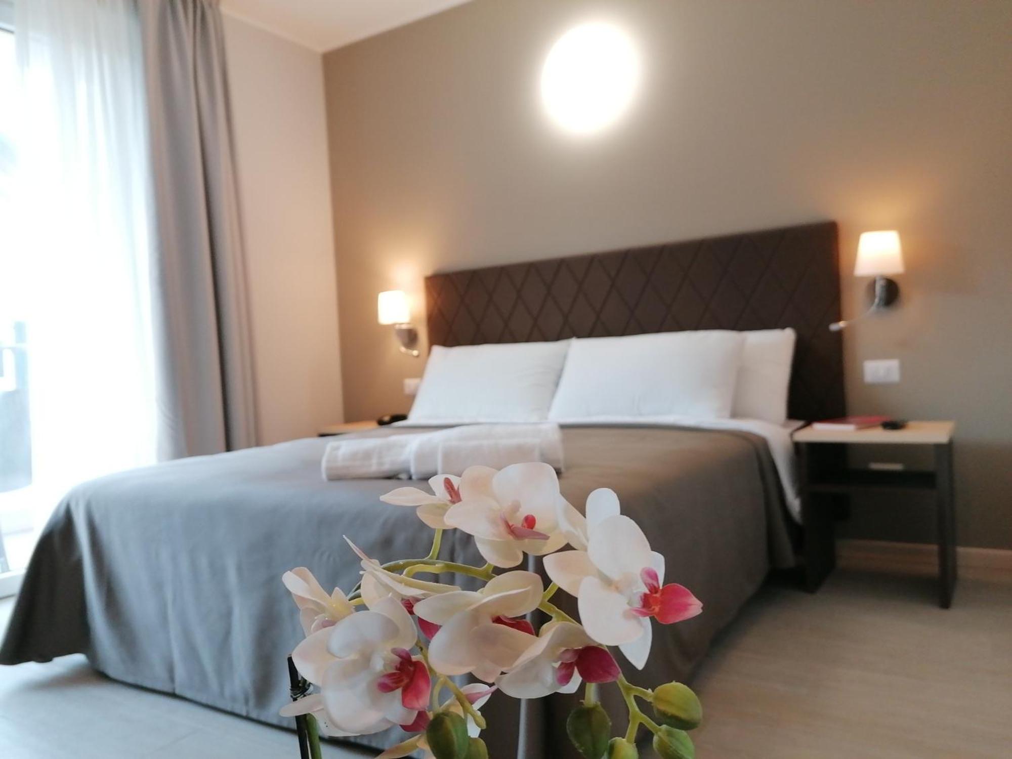 Superior Double or Twin Room with Terrace - Photo 20