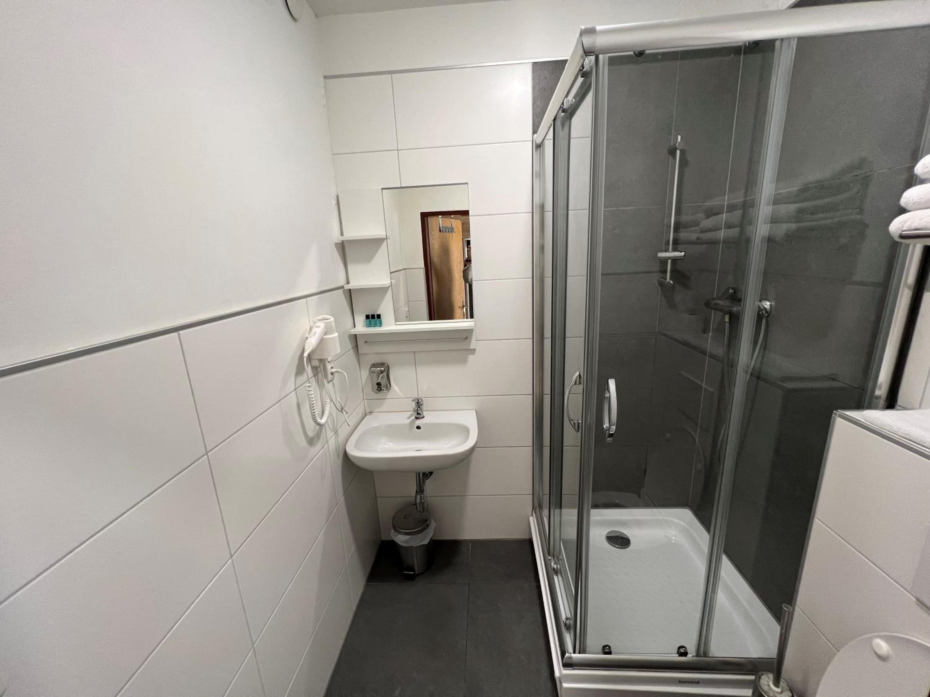 Standard Twin Room - Photo 3
