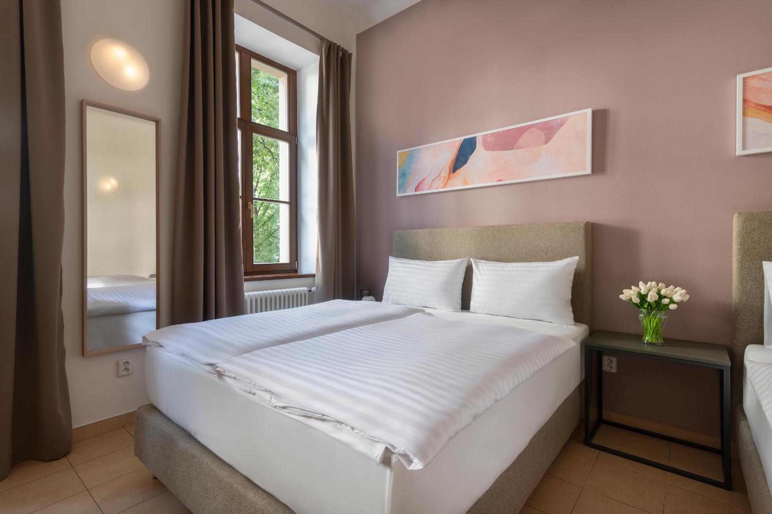 Deluxe One Bedroom Apartment (5 Adults)