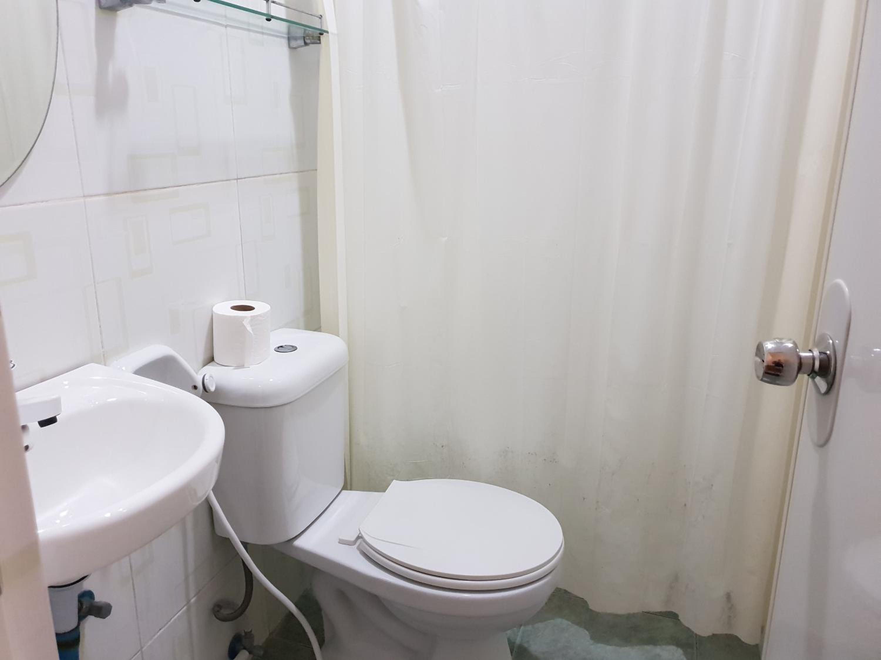 Standard Queen Room - Photo 8