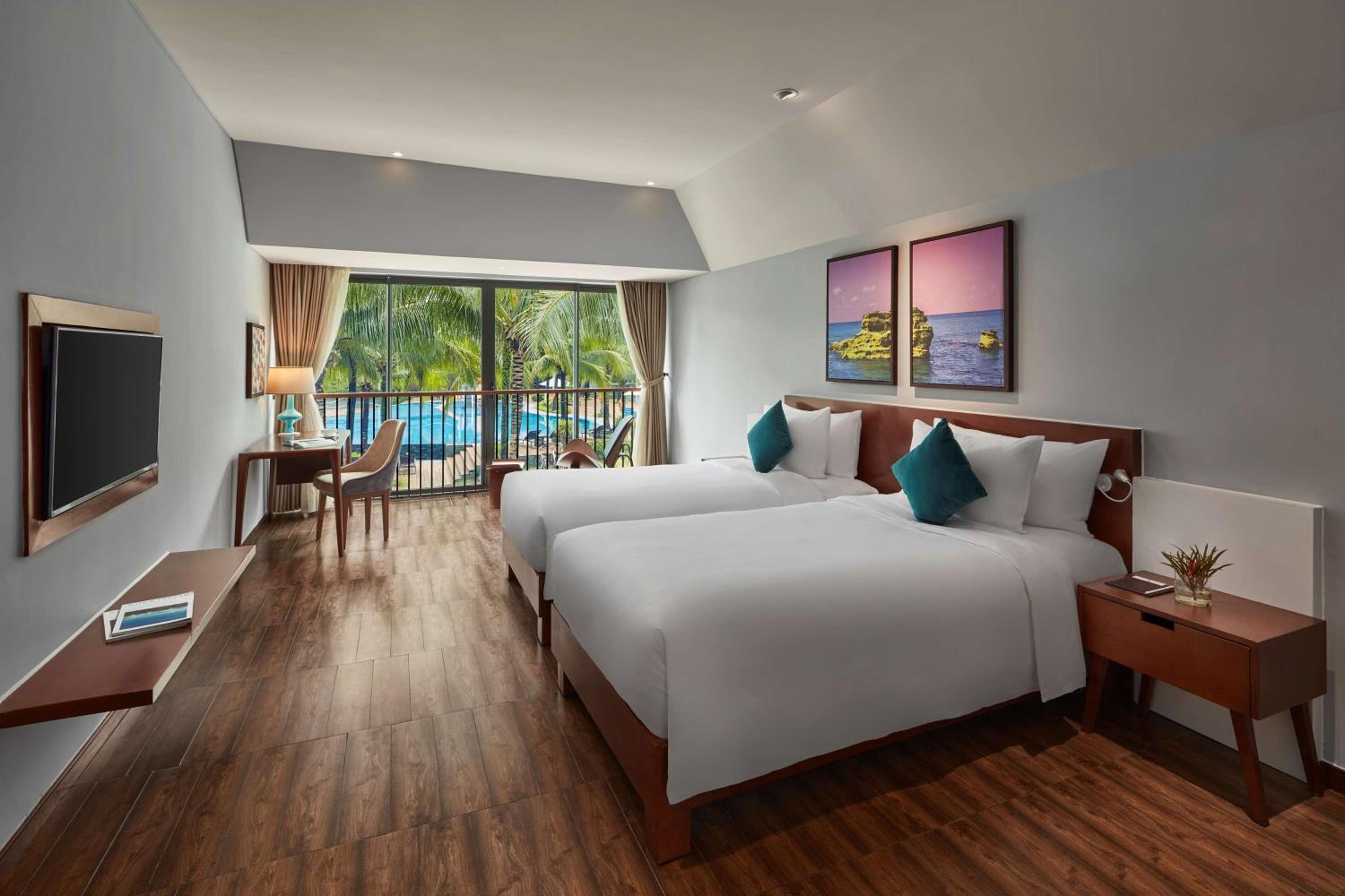 Three-Bedroom Villa with Six Single Beds - Balcony/Private Pool