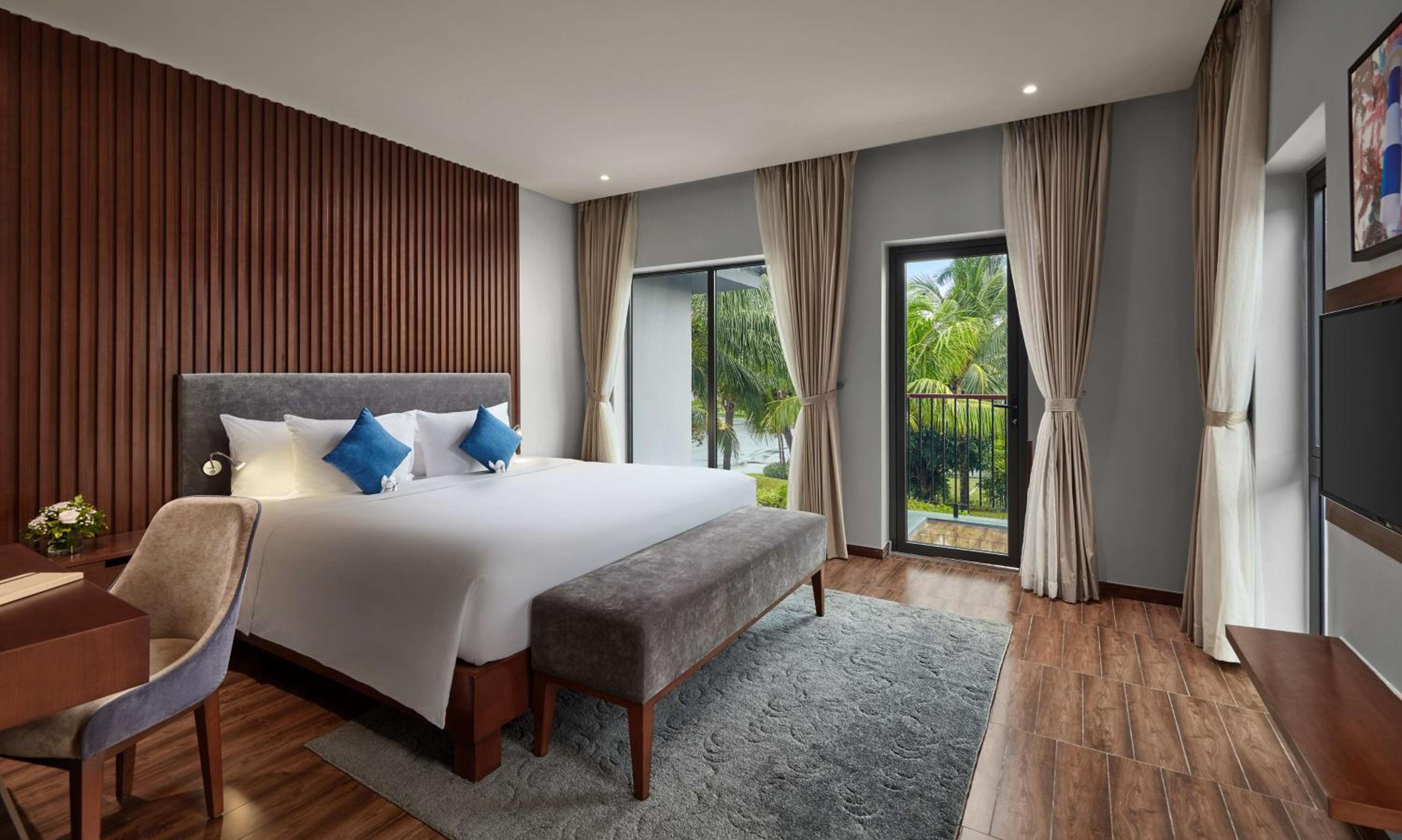 Three-Bedroom Villa with Two King Beds and Two Single Beds - Balcony/Private Pool