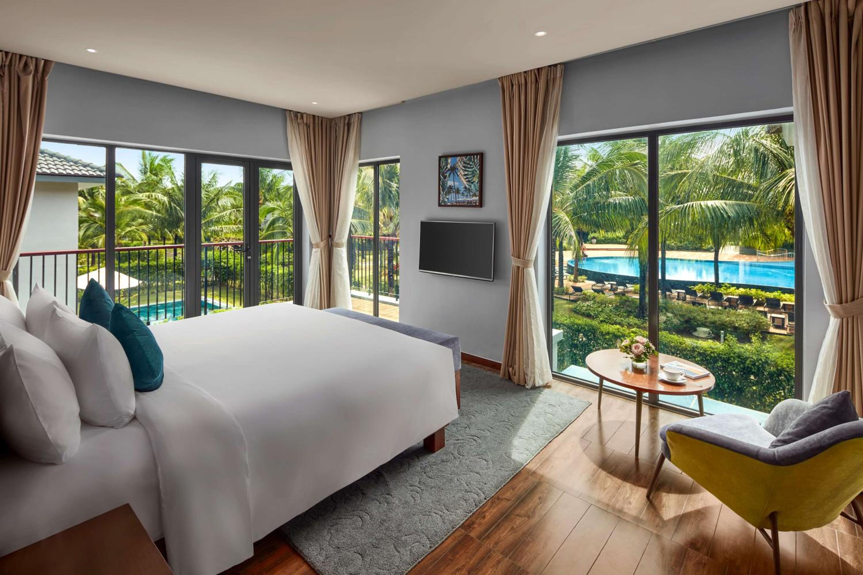 Four-Bedroom Villa with Three King Beds and Two Single Beds - Balcony/Private Pool