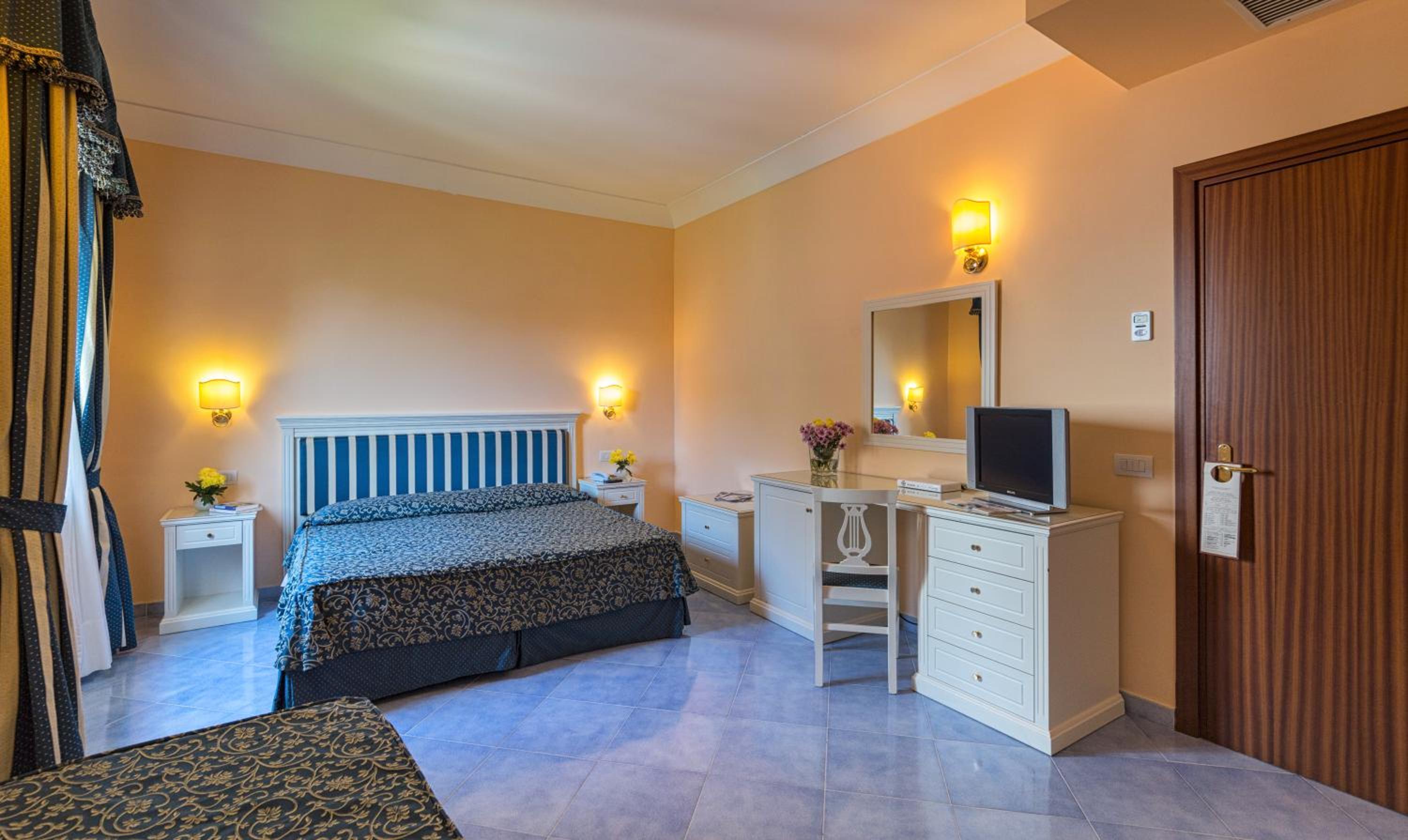 Standard Triple Room - Photo 2