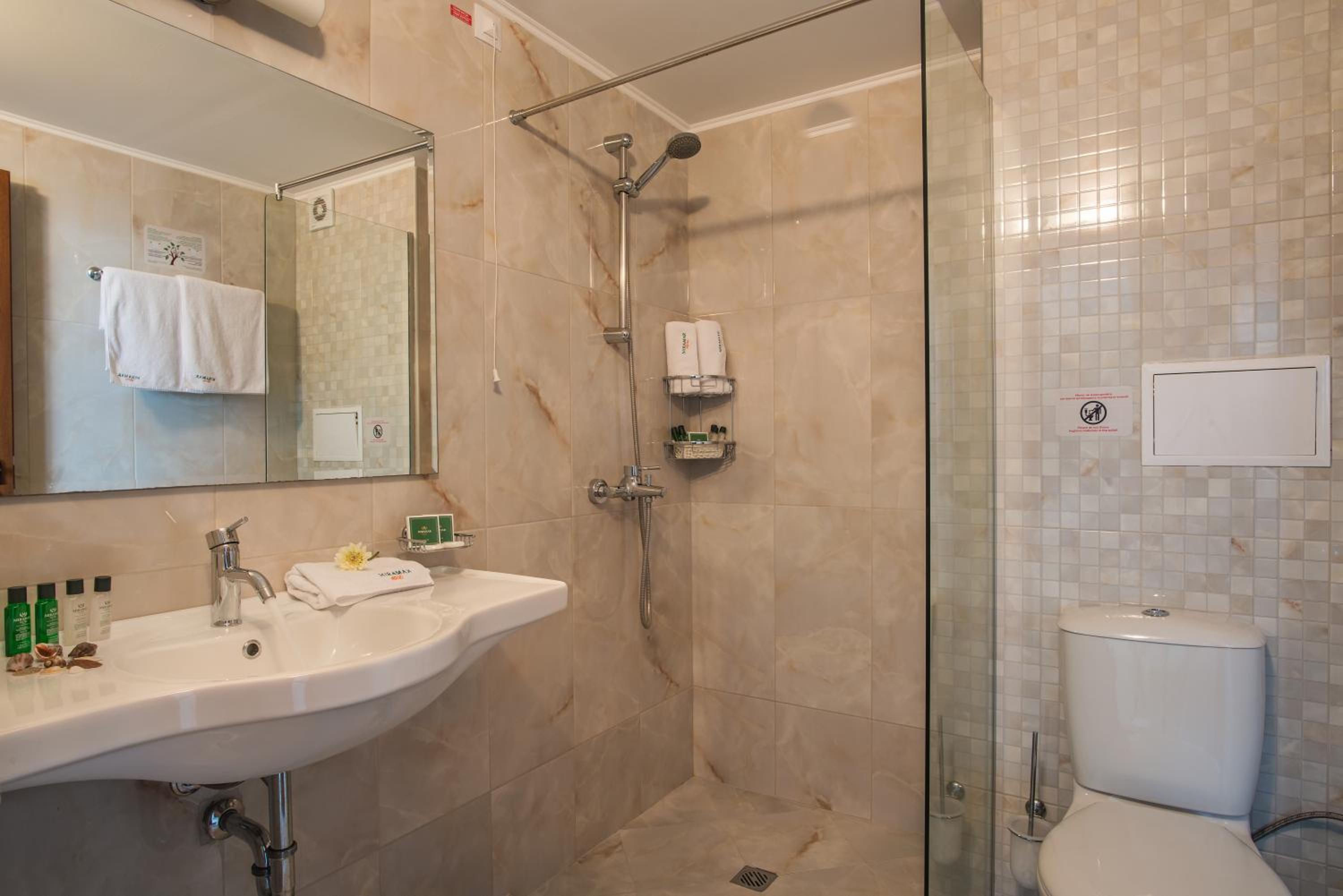 Twin Room with Balcony (2 Adults + 1 Child) - Photo 4