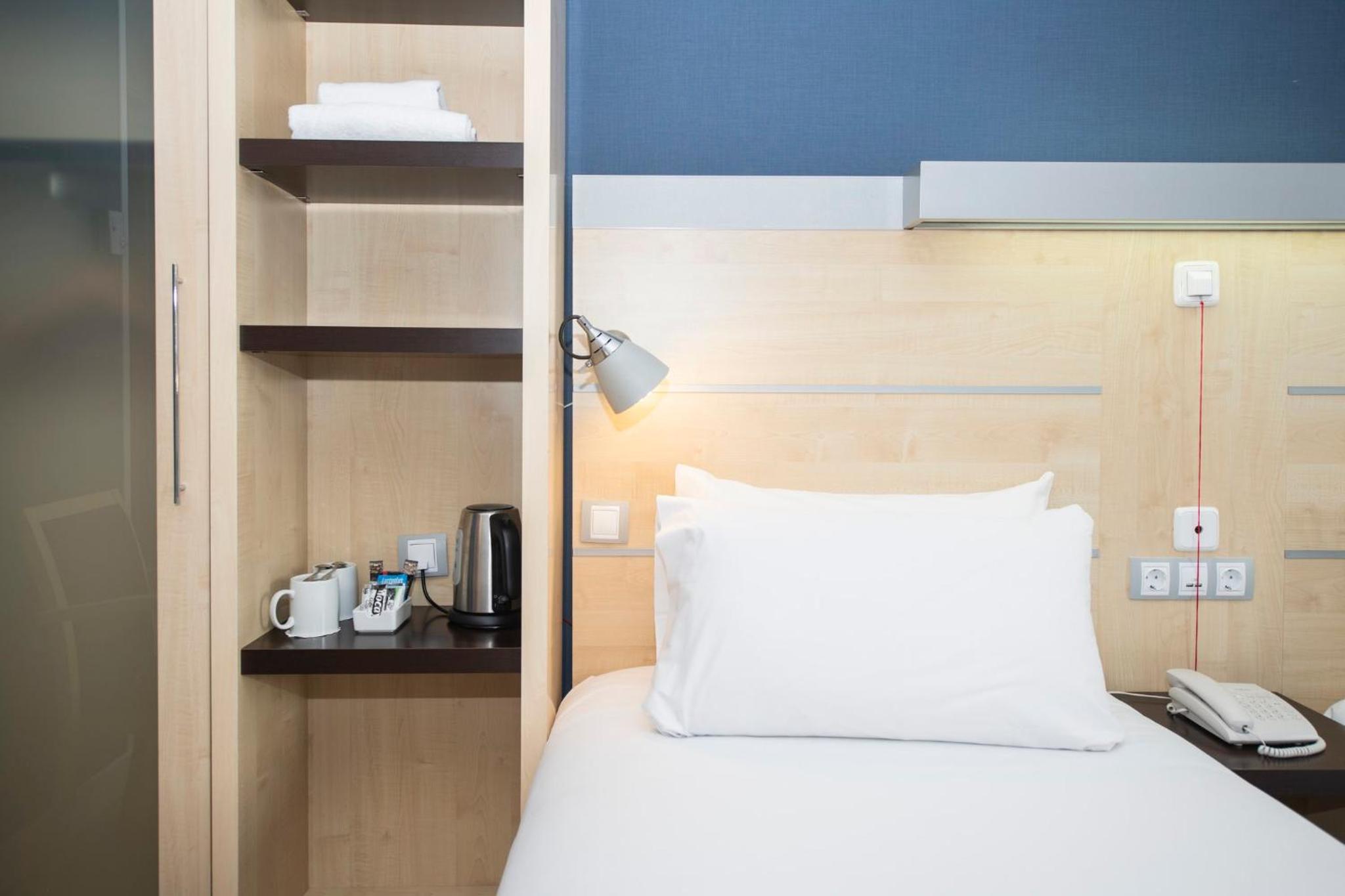 Standard Queen Room - Accessible with Free Breakfast photo 3