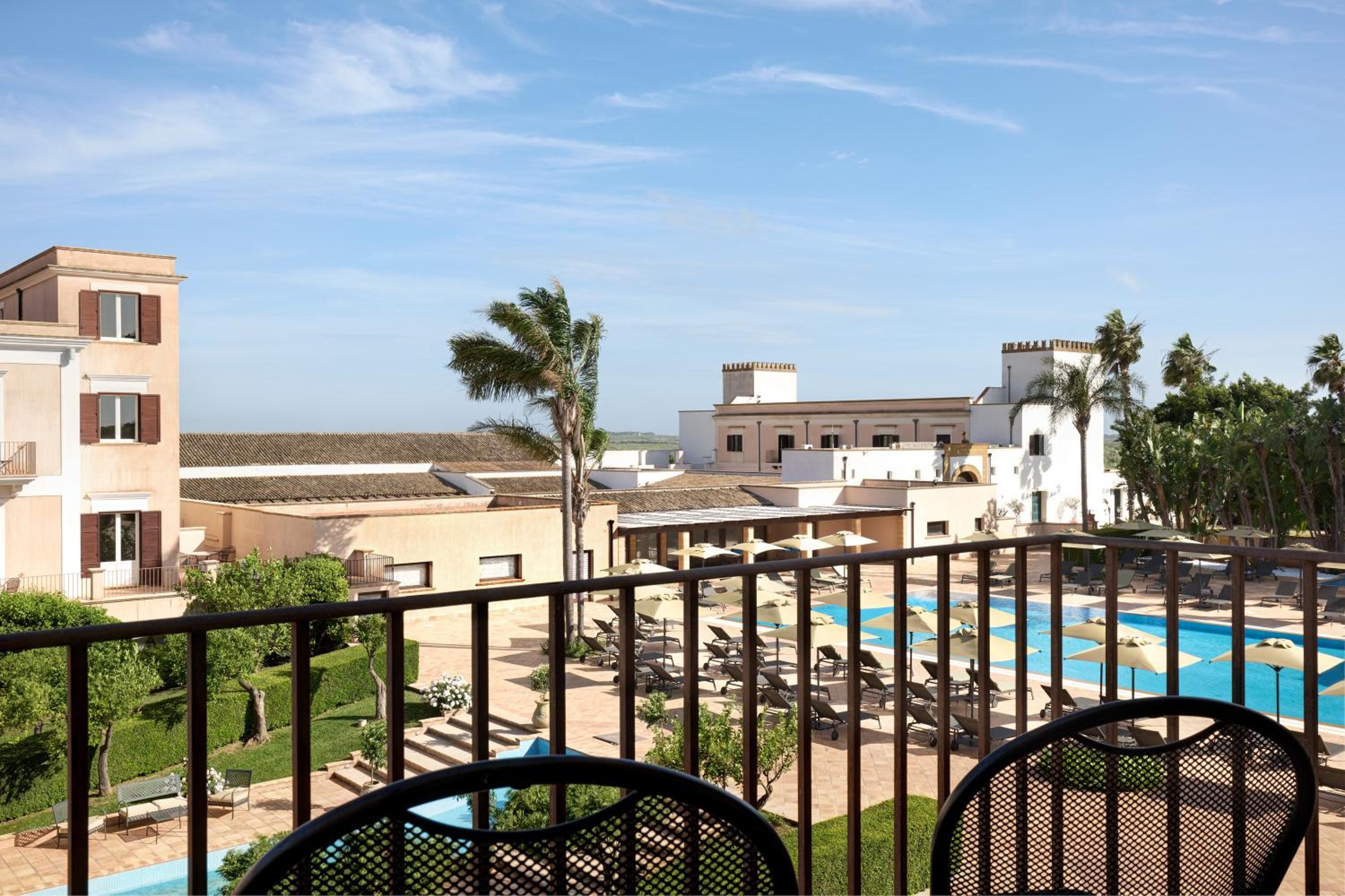 Junior Suite with Pool View - Photo 2