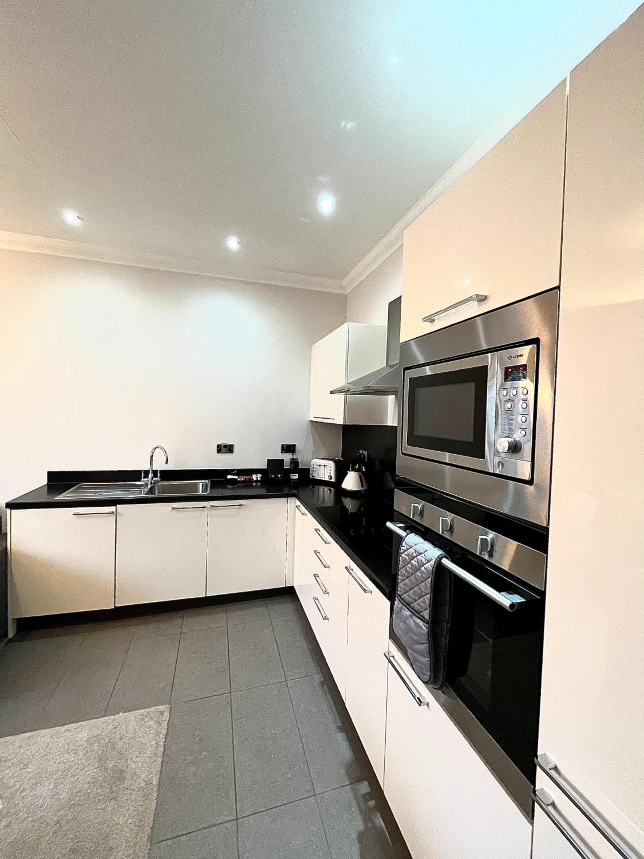 Superior One-Bedroom Apartment with Garden View - First Floor - Photo 5