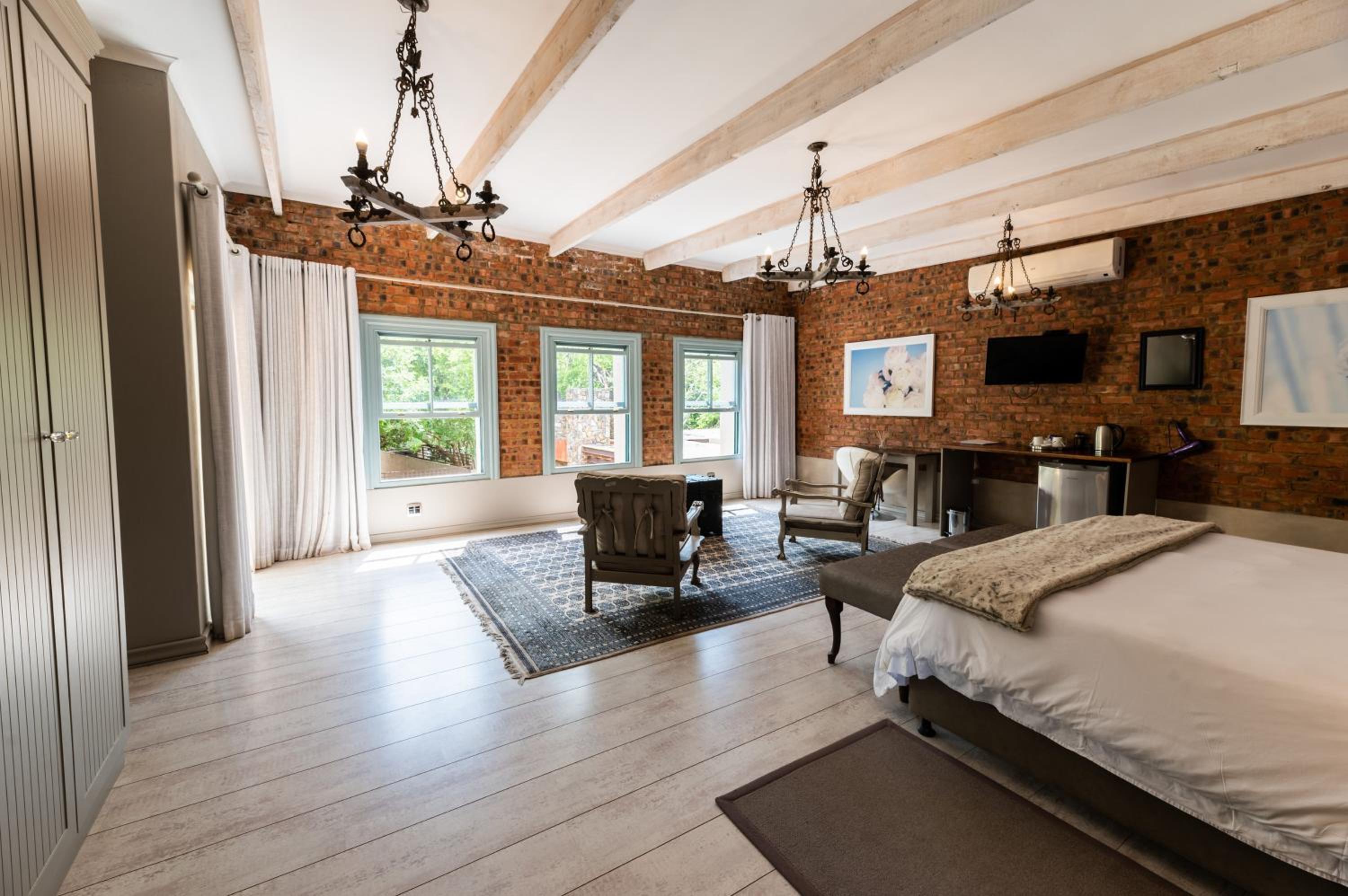 Executive King Room - Photo 9