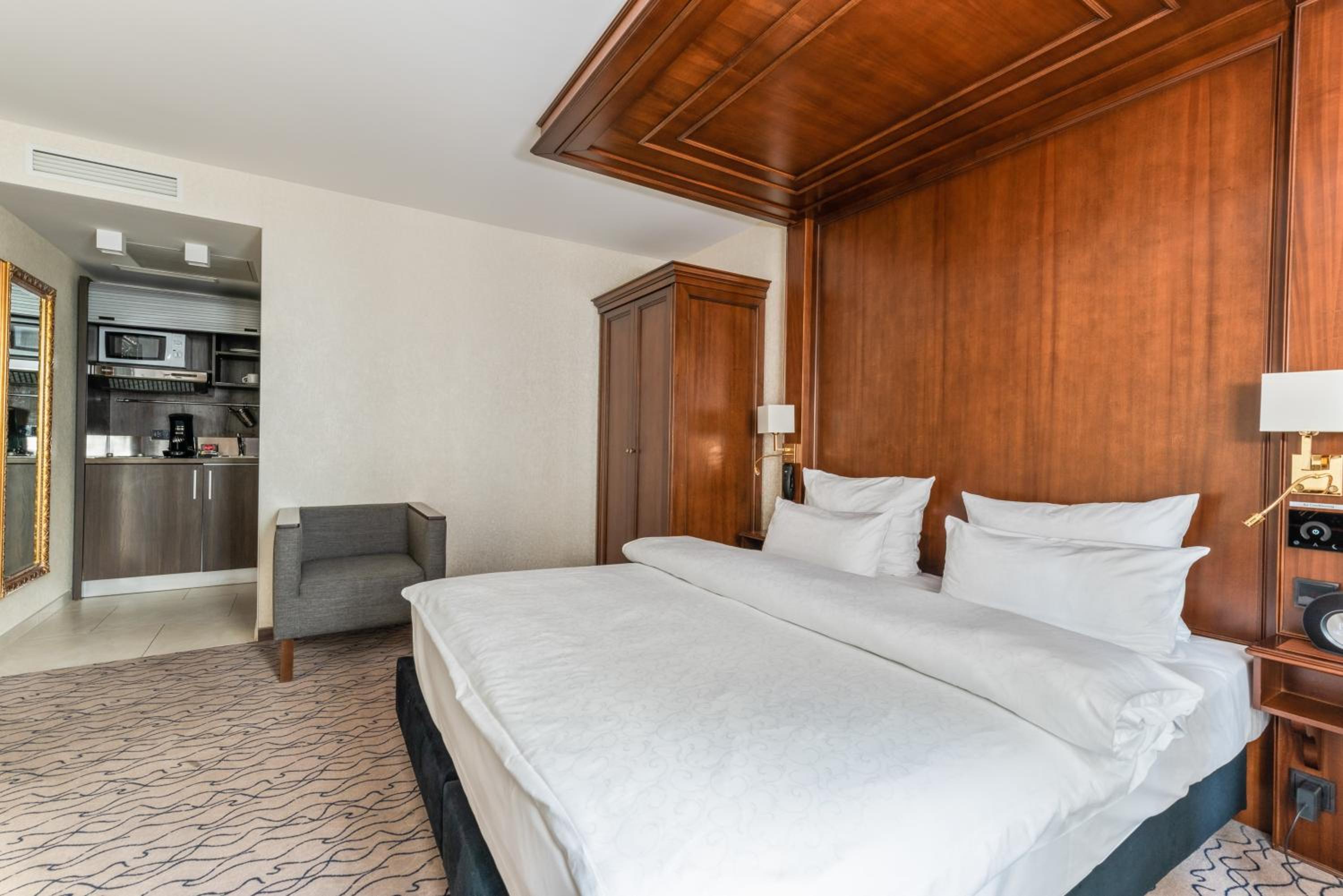 Club Double Room with Courtyard View - Photo 7
