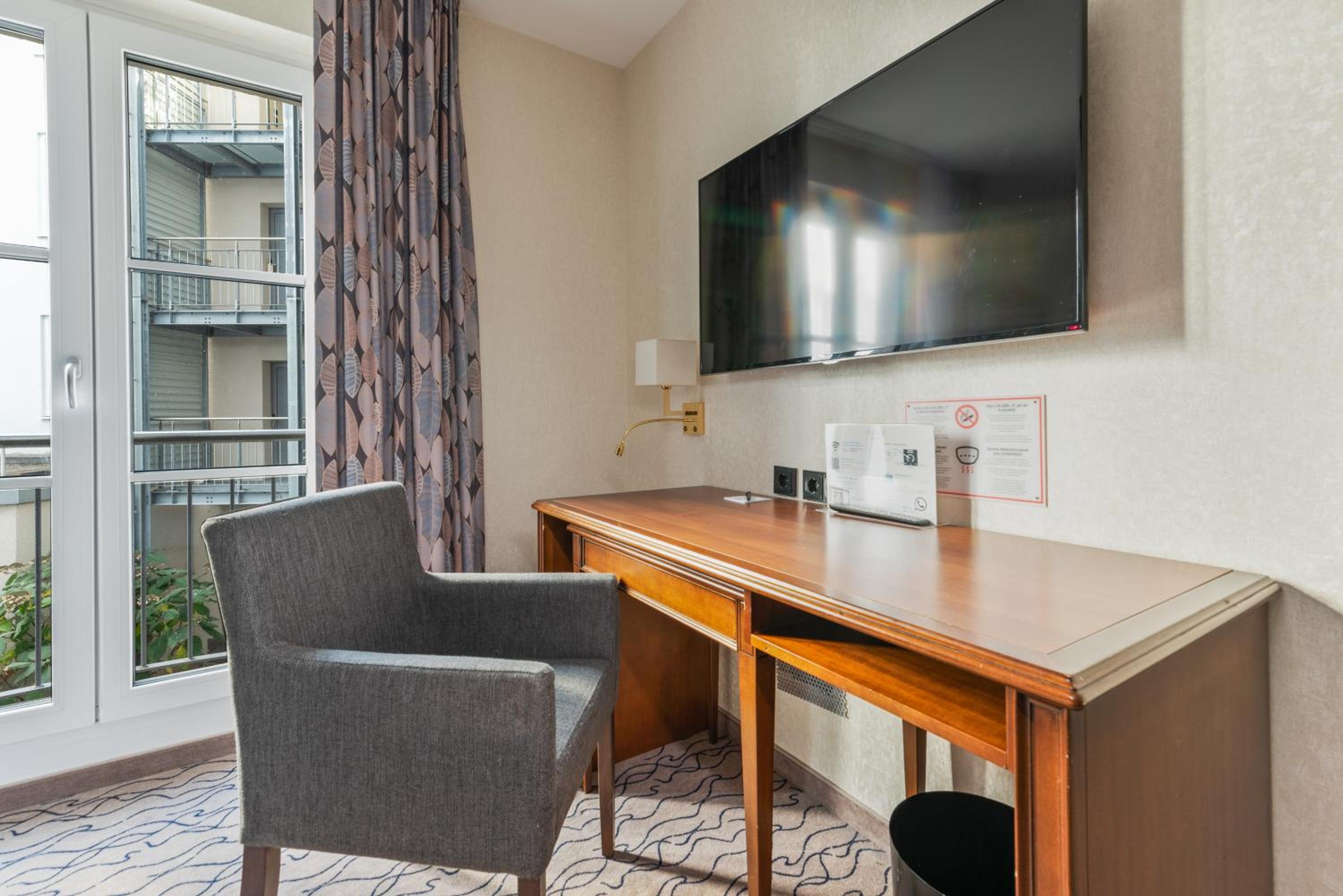 Club Double Room with Courtyard View - Photo 2