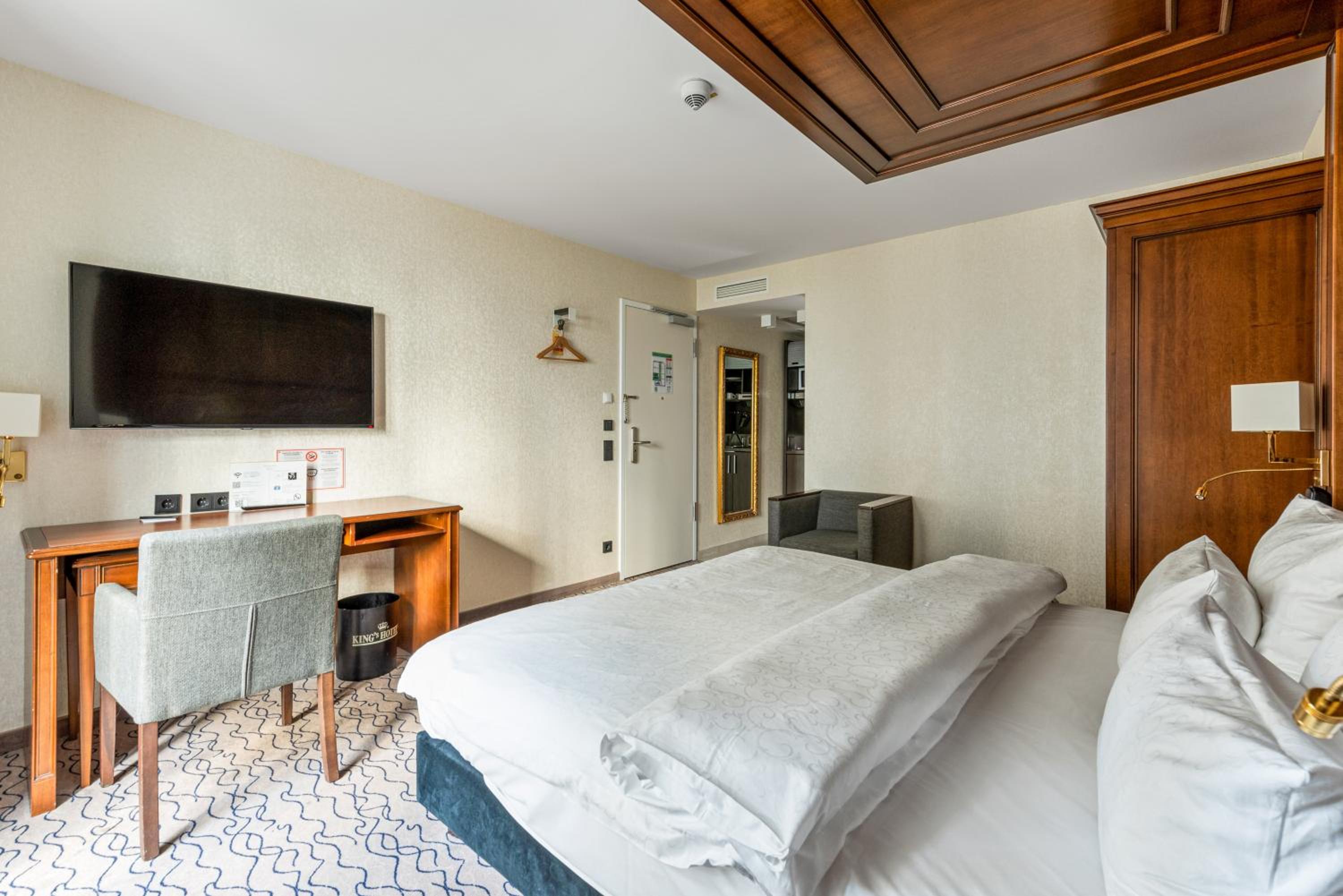 Club Double Room with Courtyard View - Photo 3