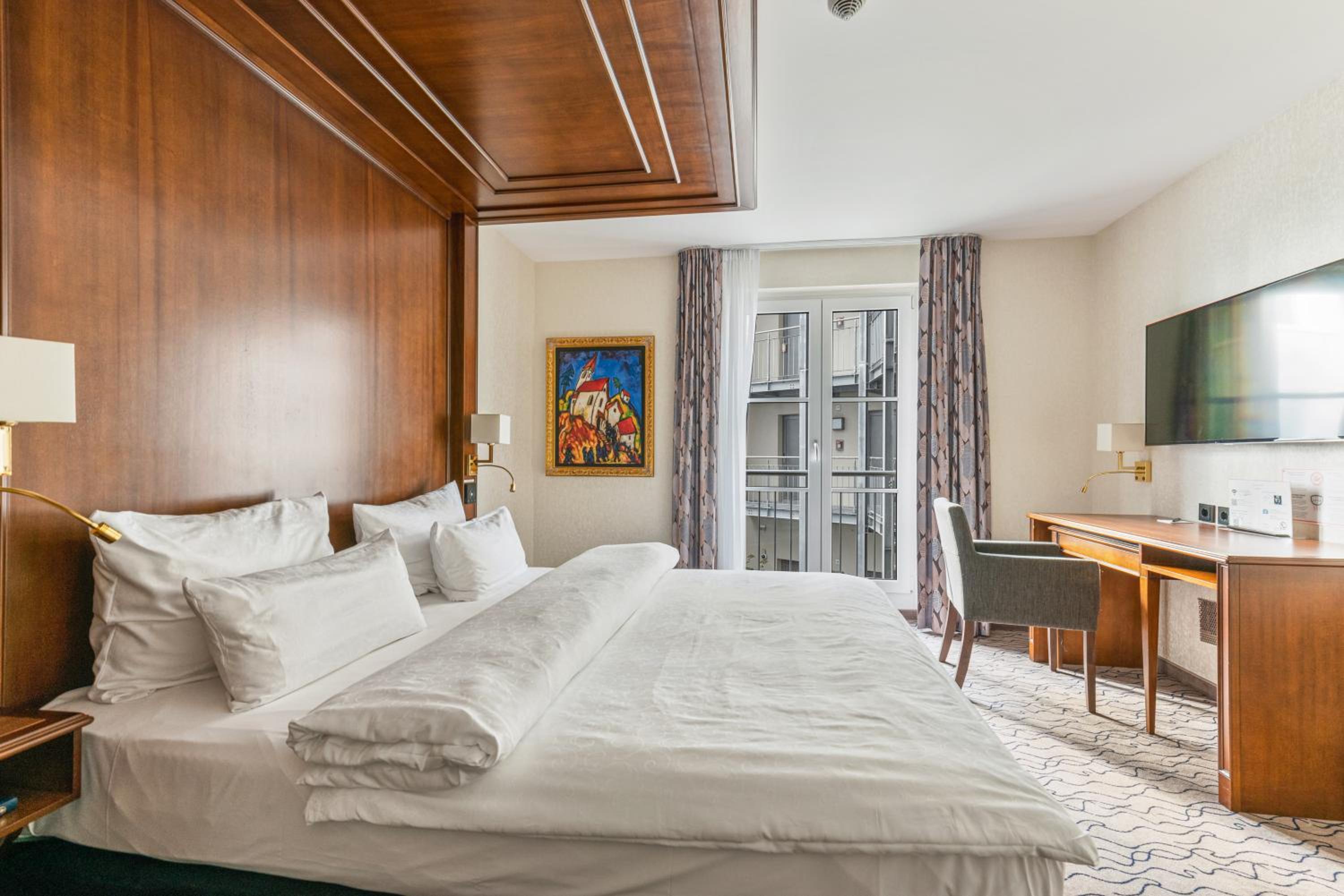 Club Double Room with Courtyard View - Photo 8