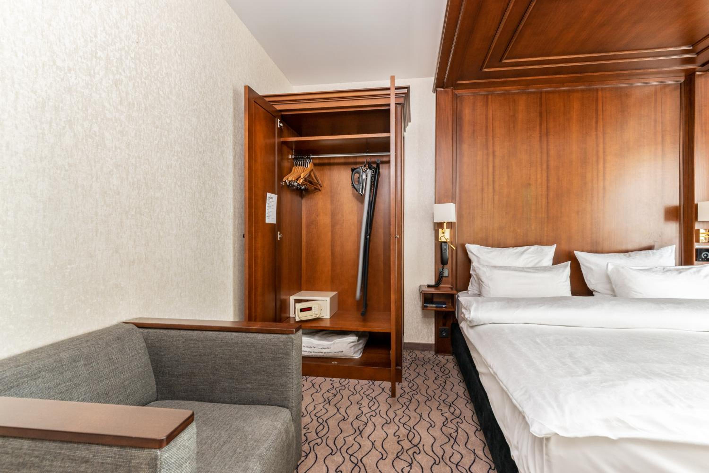 Club Double Room with Courtyard View - Photo 4