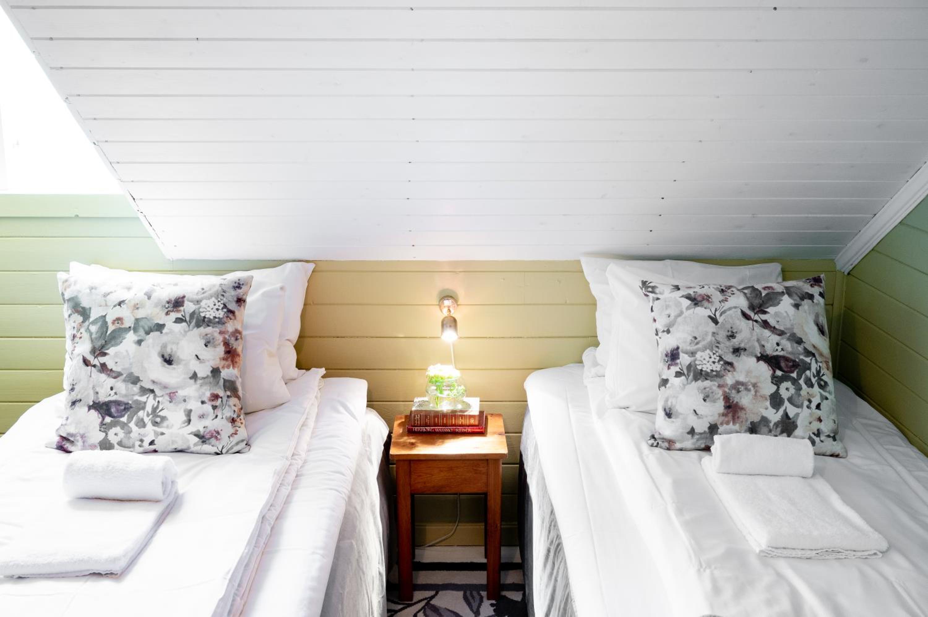 Standard Twin Room with Mountain View - Photo 4