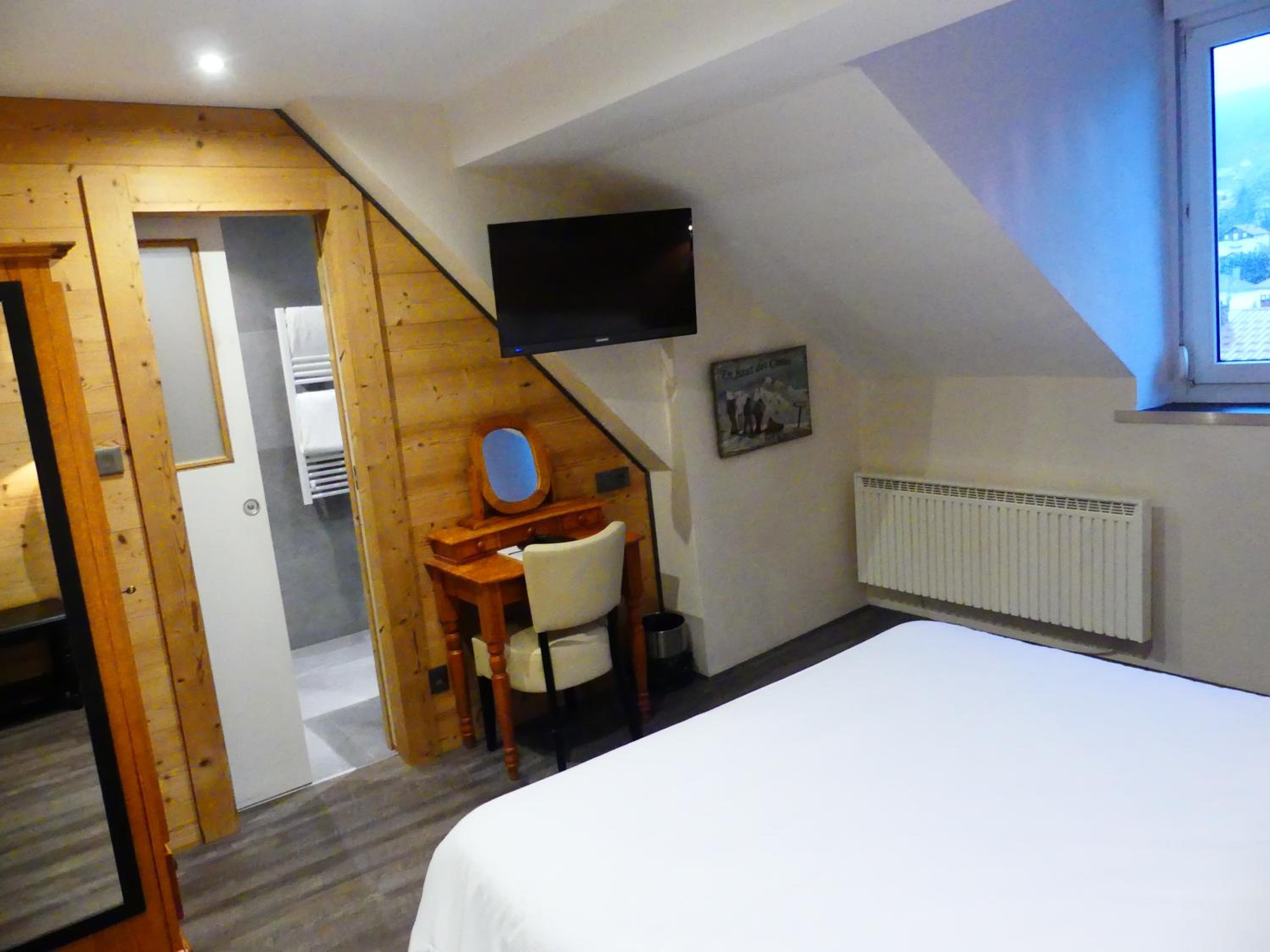 Comfort Double Room only accessible by stairs - Photo 12