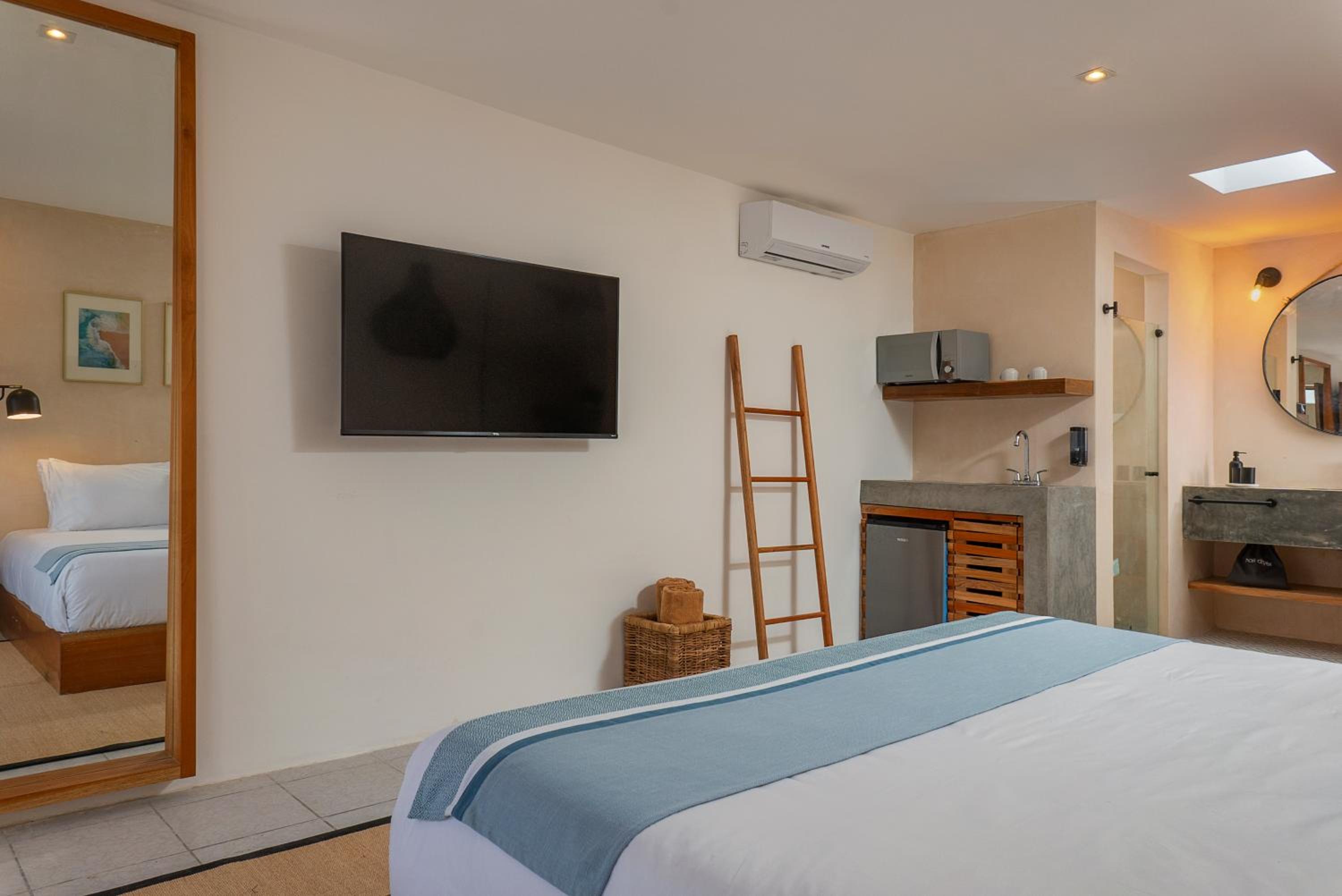 Deluxe King Room - Photo 4