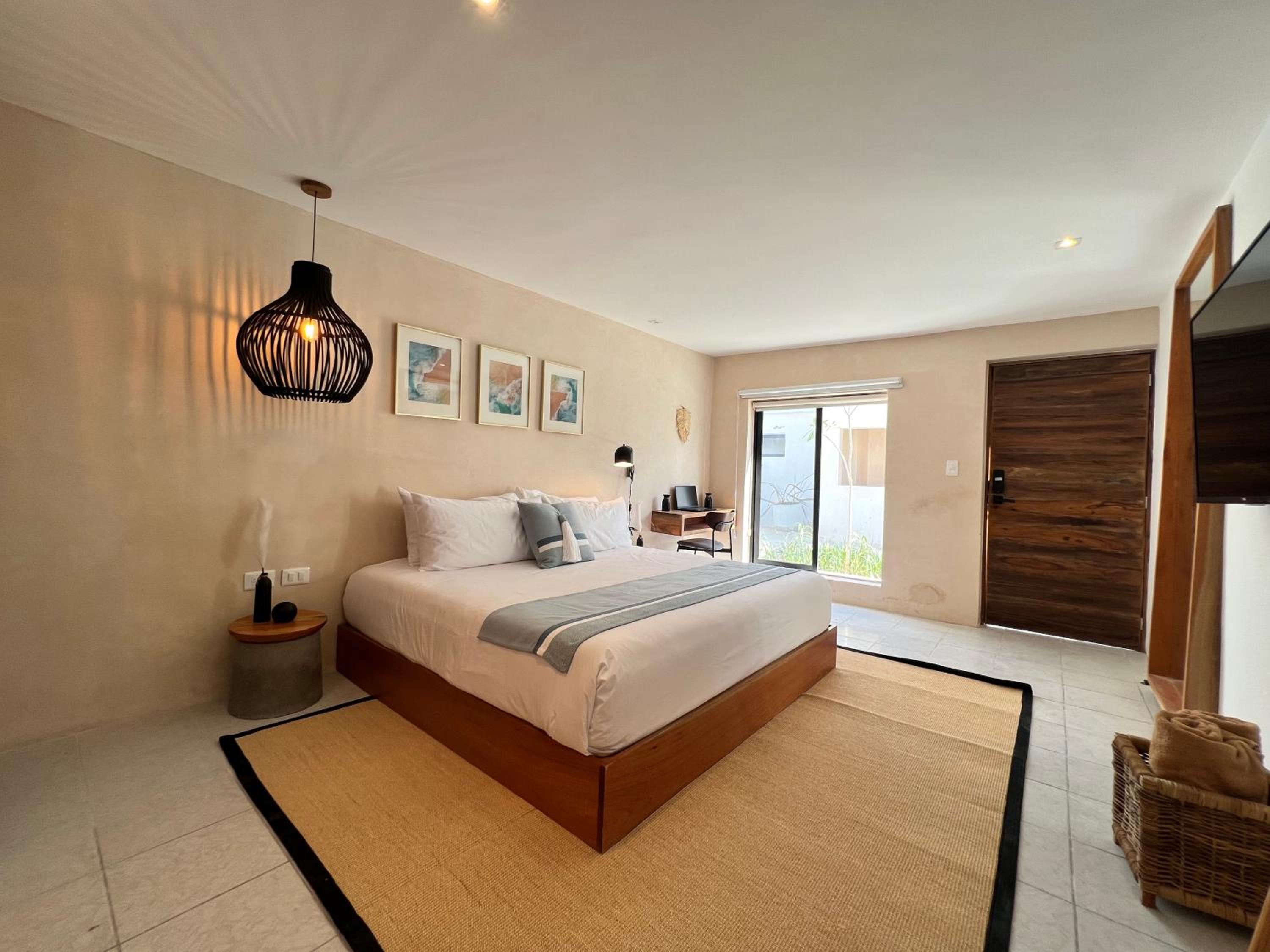 Deluxe King Room - Photo 6