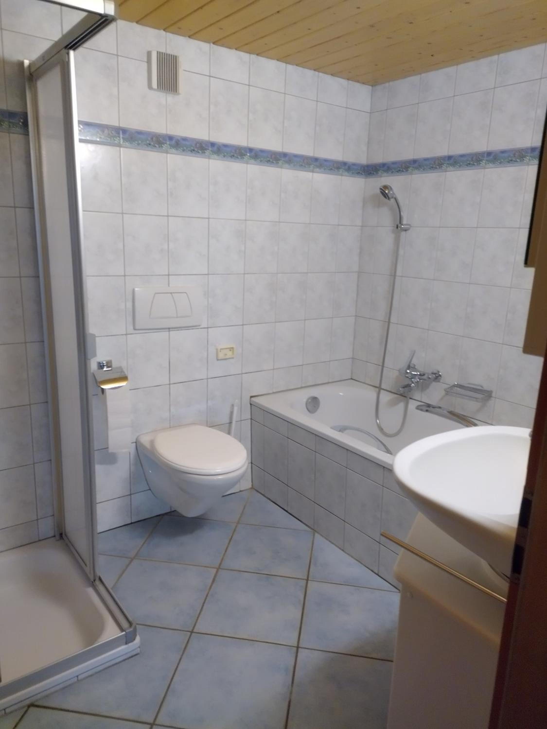 Basic Triple Room with Shared Bathroom photo 2