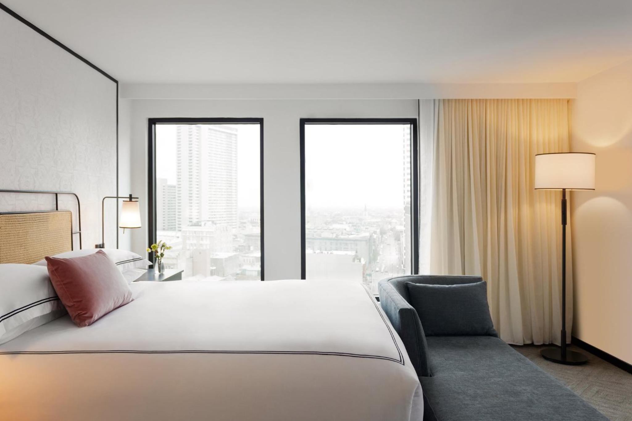Premium King Room with City View - Photo 4