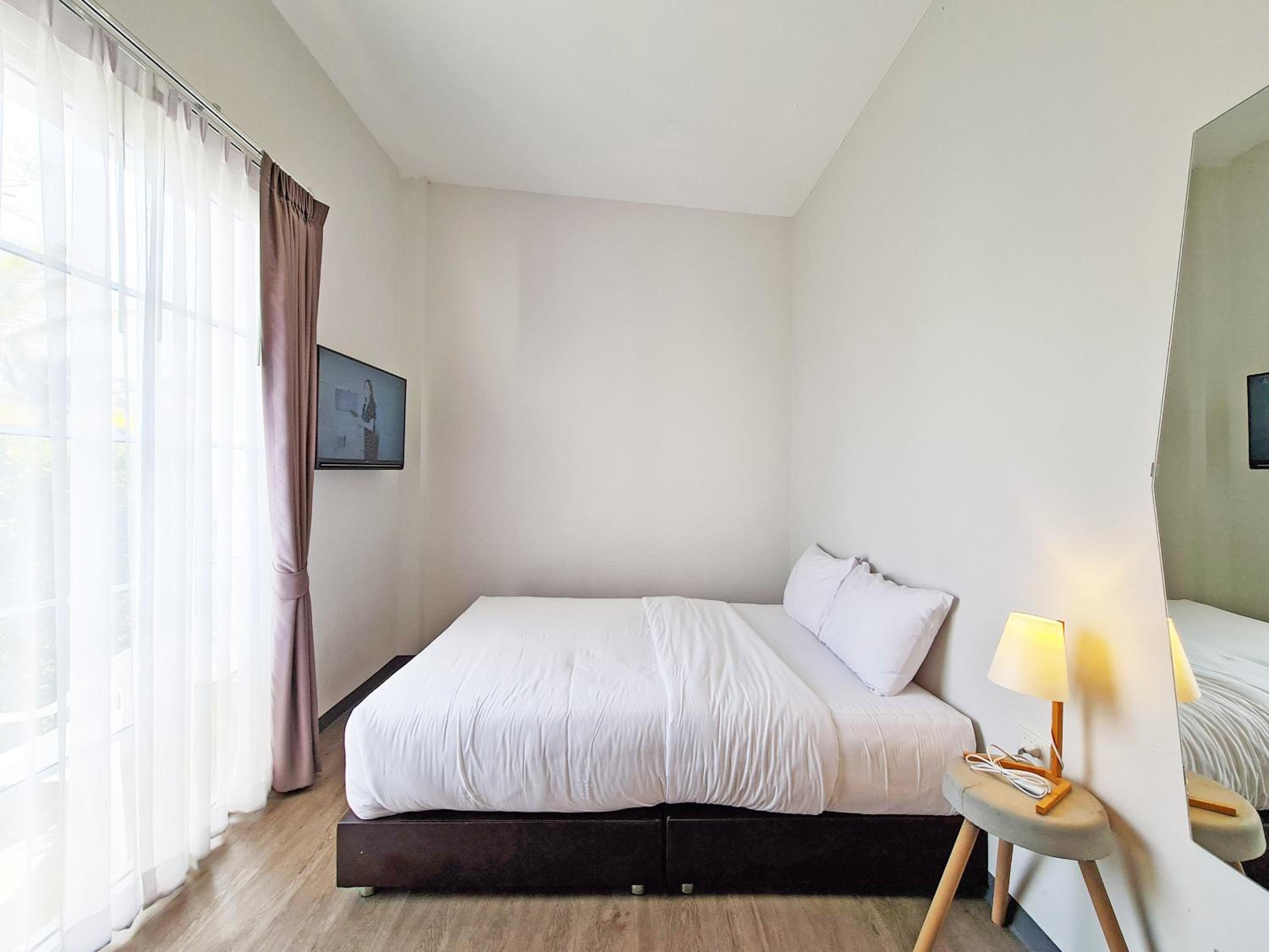 Standard Queen Room - Photo 11