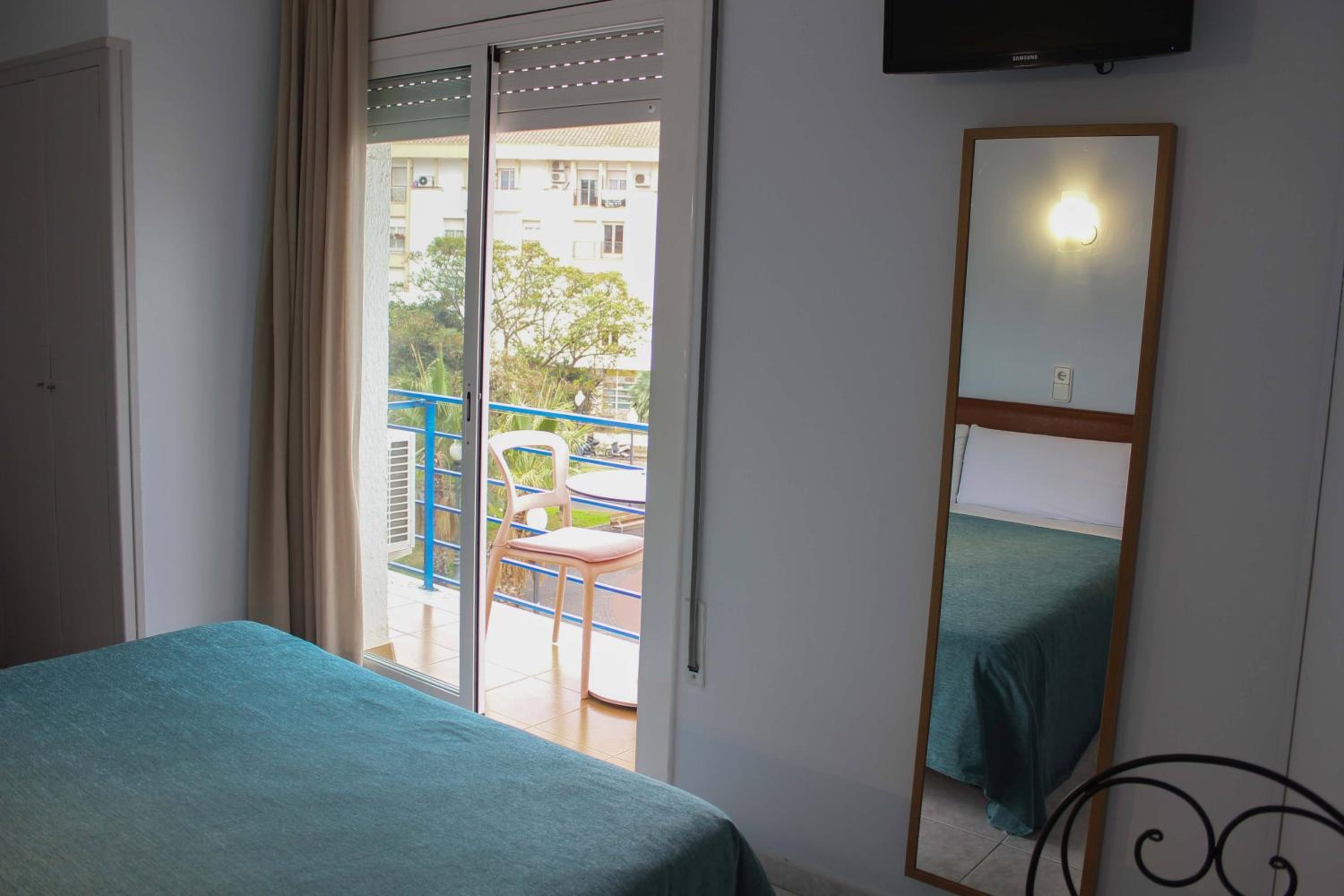 Double or Twin Room with Balcony - Photo 13