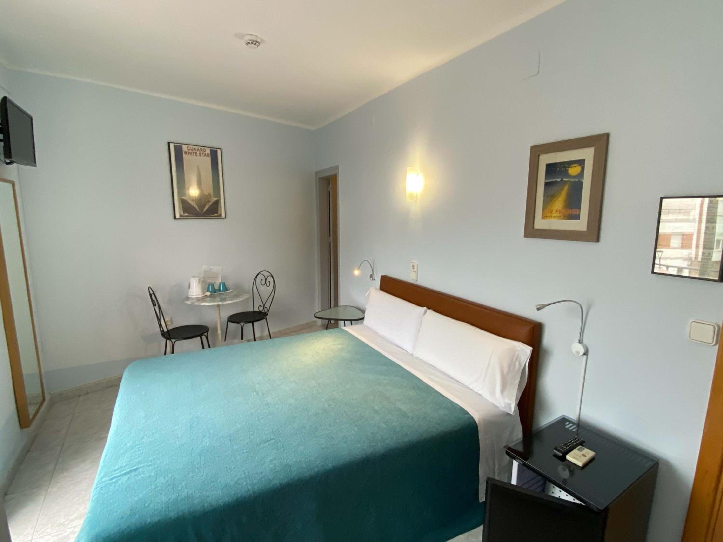 Double or Twin Room with Balcony - Photo 11