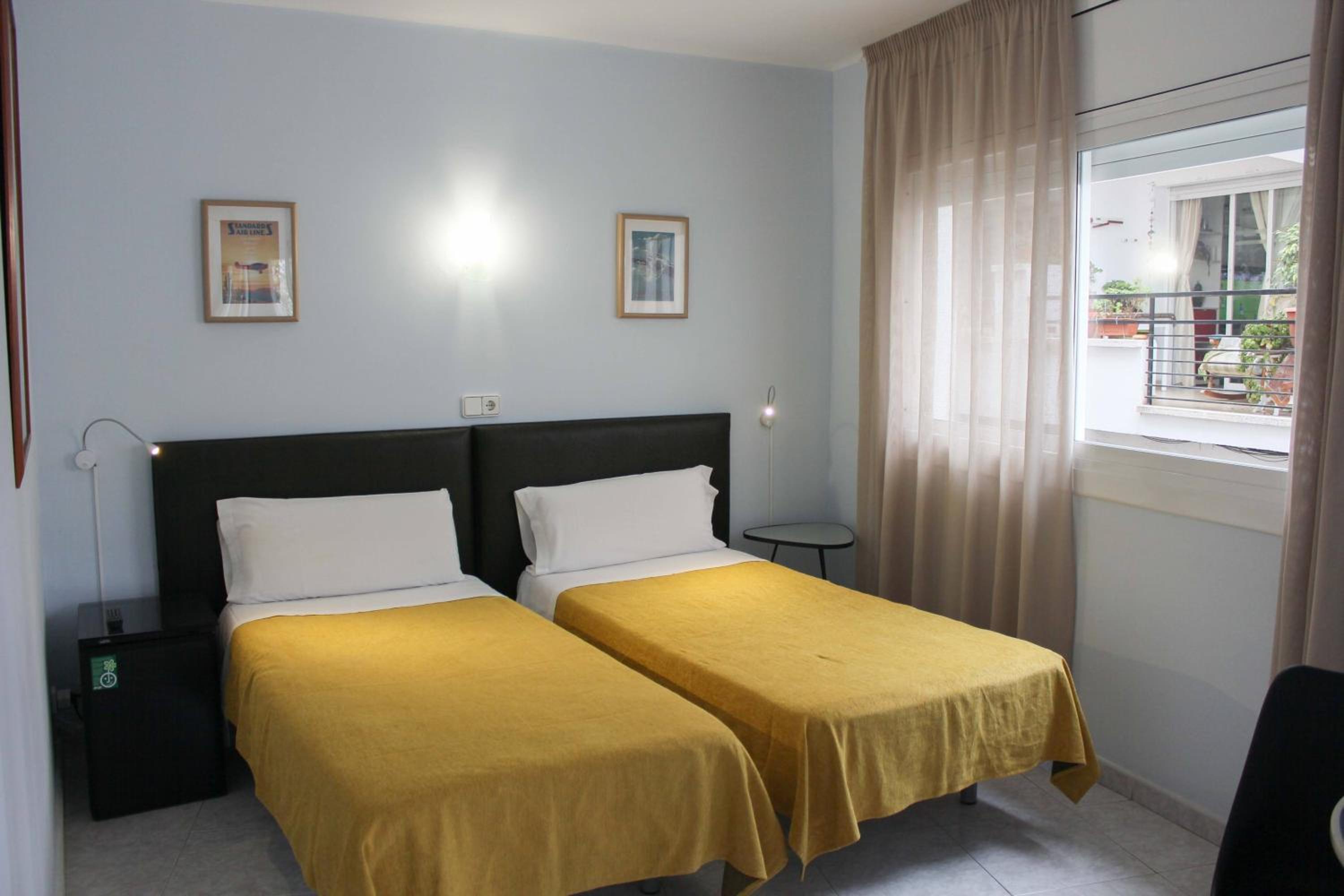 Double or Twin Room with Balcony - Photo 3