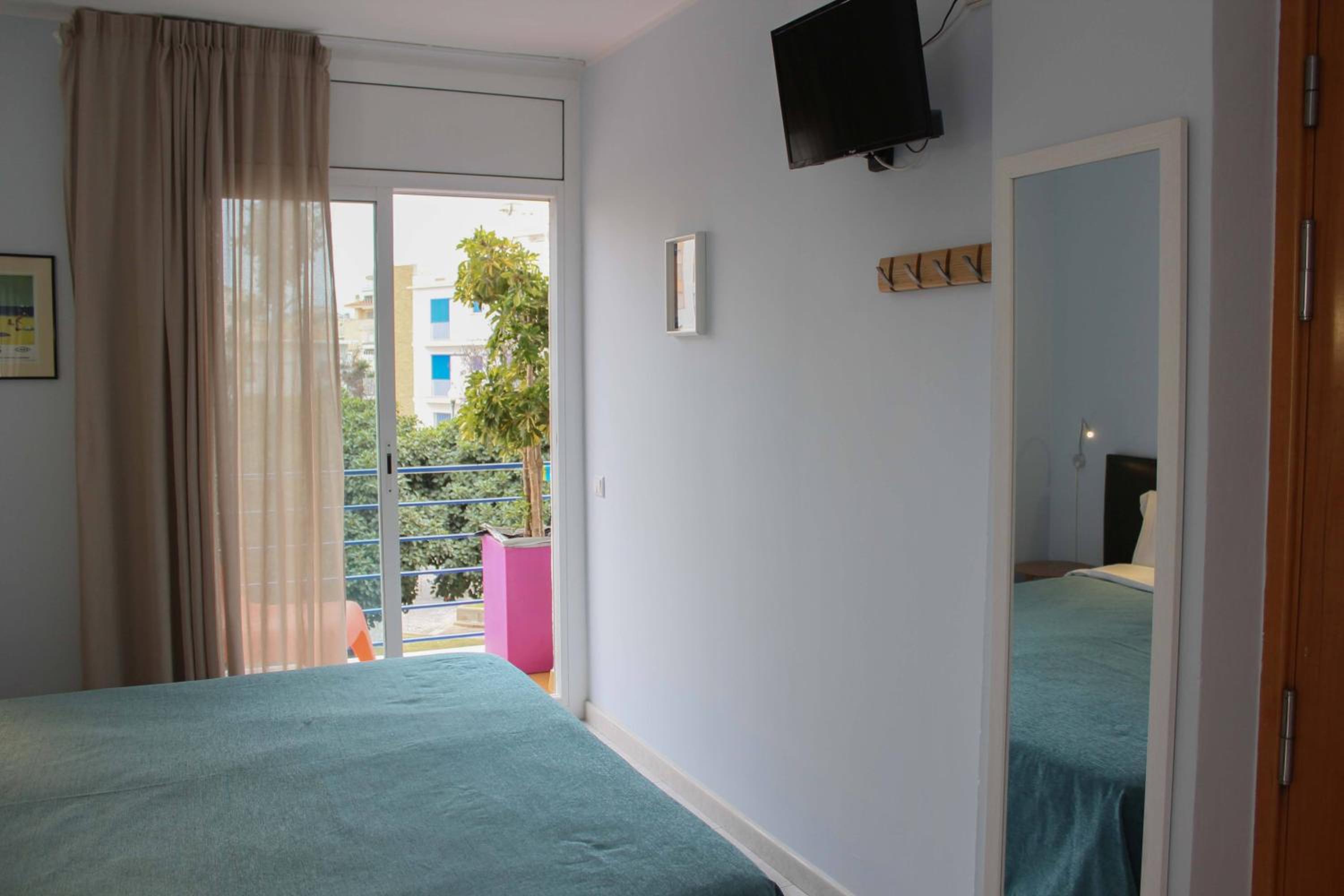 Double or Twin Room with Balcony - Photo 2