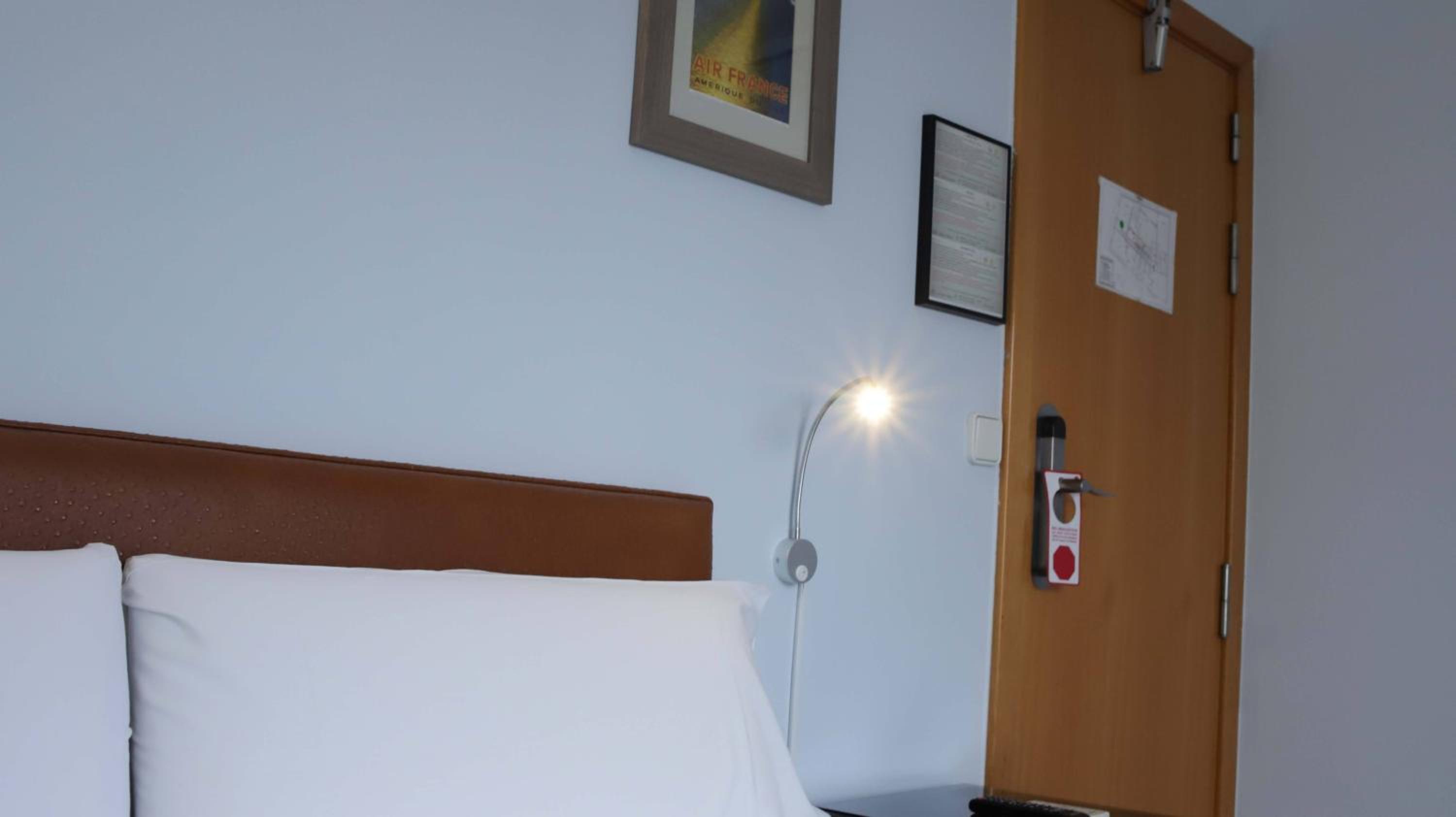 Double or Twin Room with Balcony - Photo 8