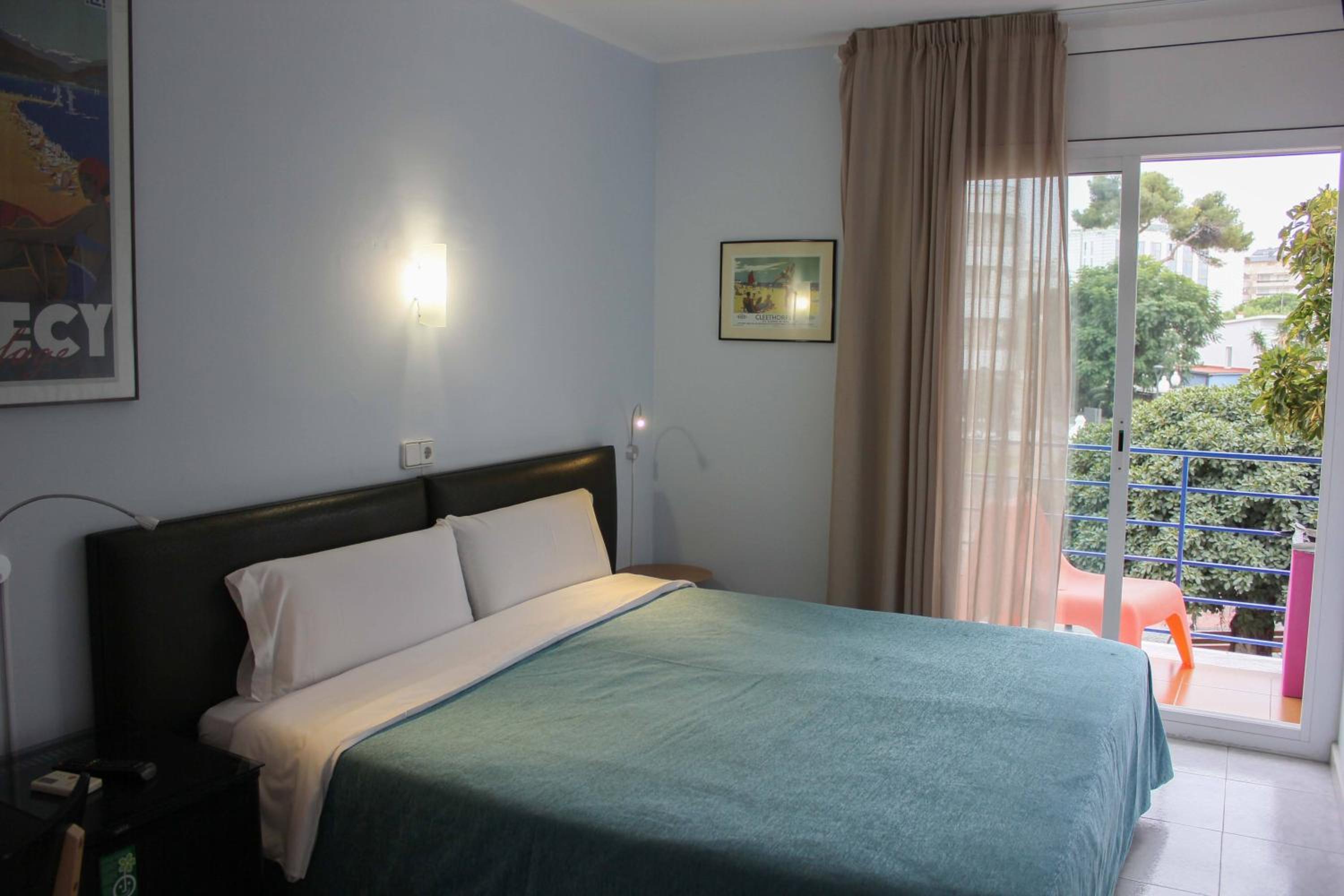 Double or Twin Room with Balcony - Photo 10