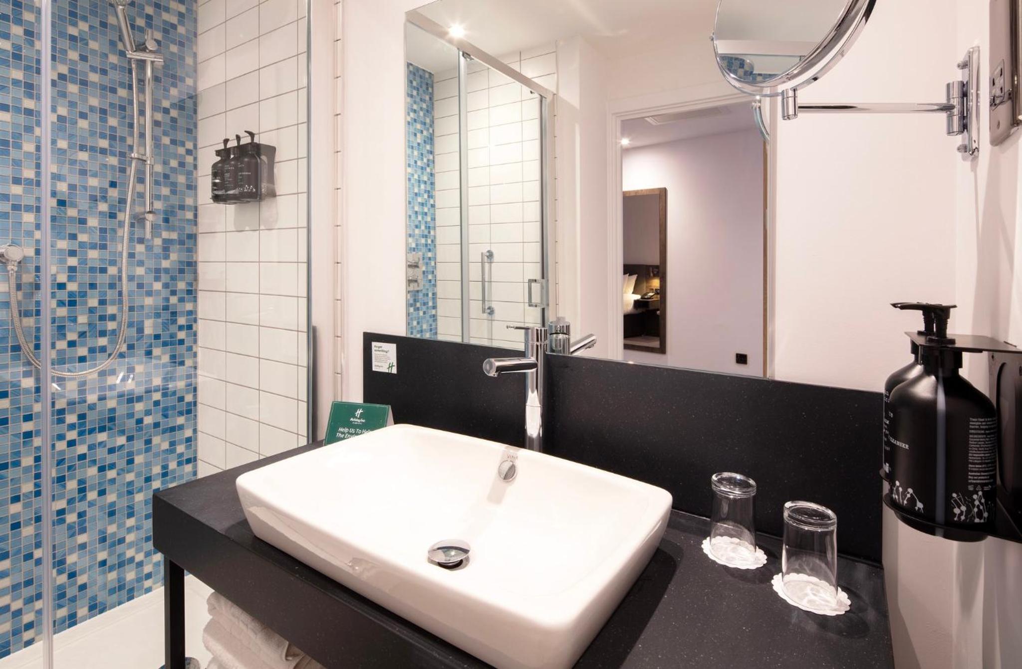 Standard Queen Room - Photo 12