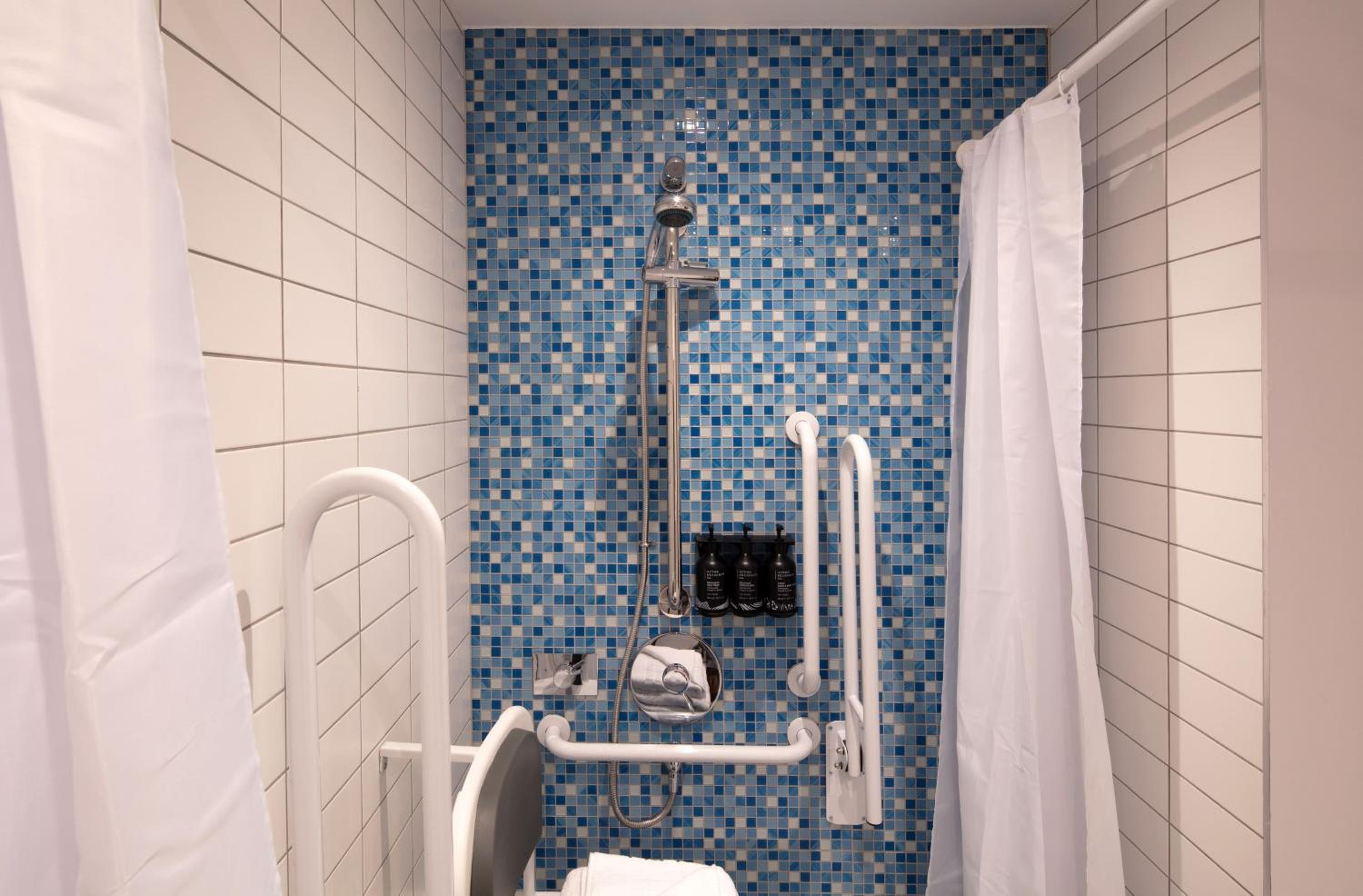 Queen Room - Accessible - Photo 13