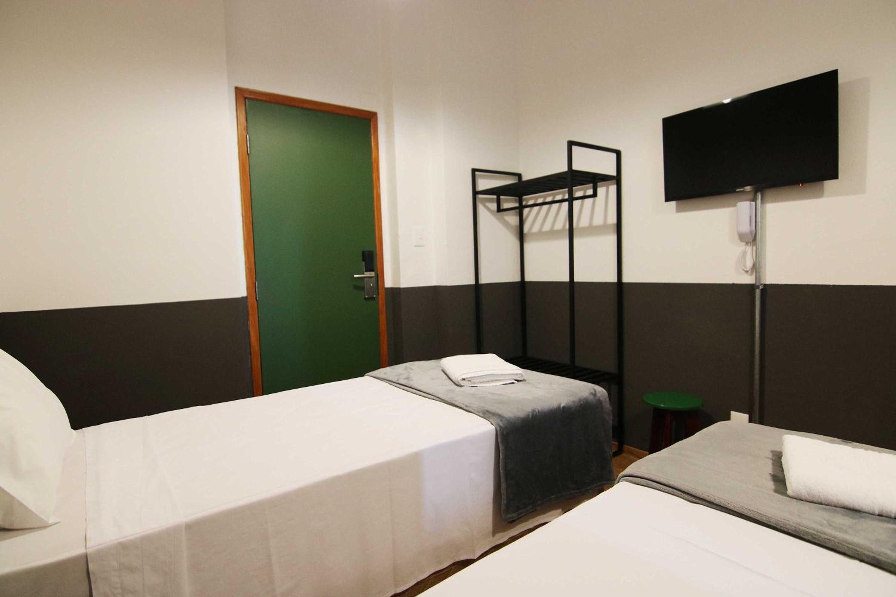 Standard Twin Room - Photo 9