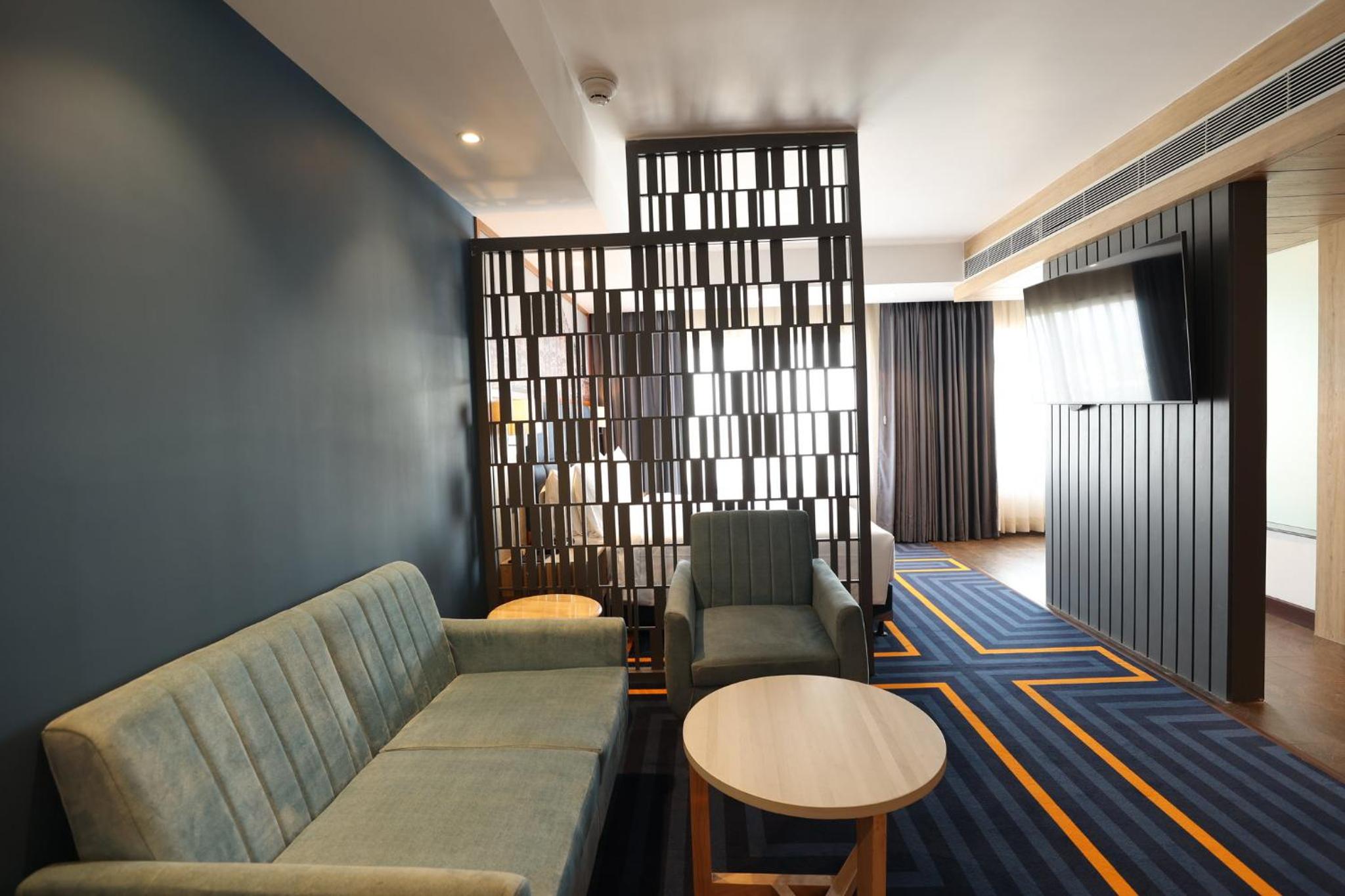 King Suite with Dining & Kitchenette: Buy 1 get 1 Happy Hours (11 am-11pm) at Express Cafe&Bar, Rs250 Meal Credit on purchase of F&Soft Bev. of Rs1000(T&C Apply), Complimentary Hi-Tea (4pm-6pm), 15%off on CabCharges when prebooked atleast 1 day in advance - Photo 19