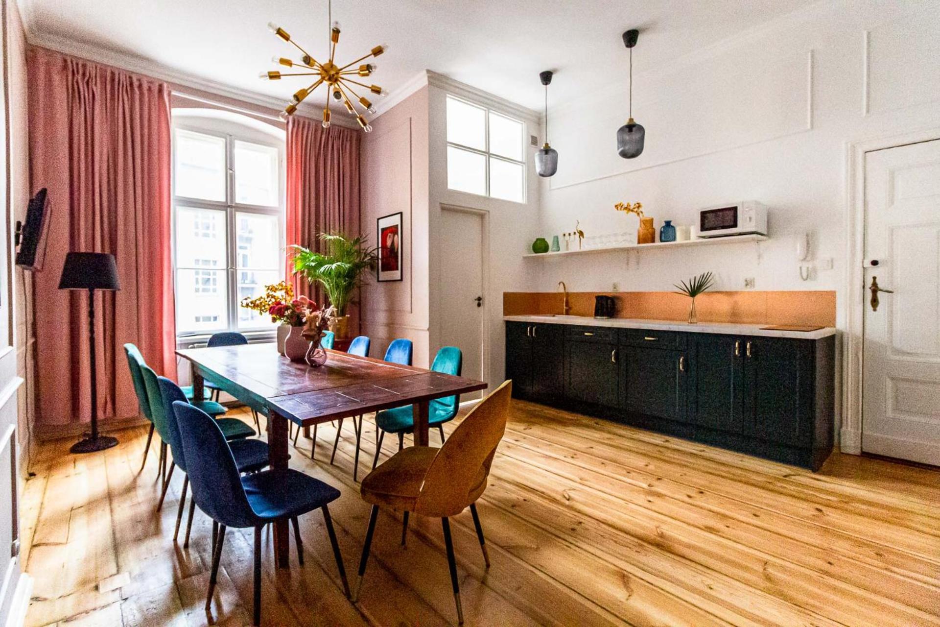 Glam Four-Bedroom Apartment with 2 Bathrooms  and Living Room  - Photo 37
