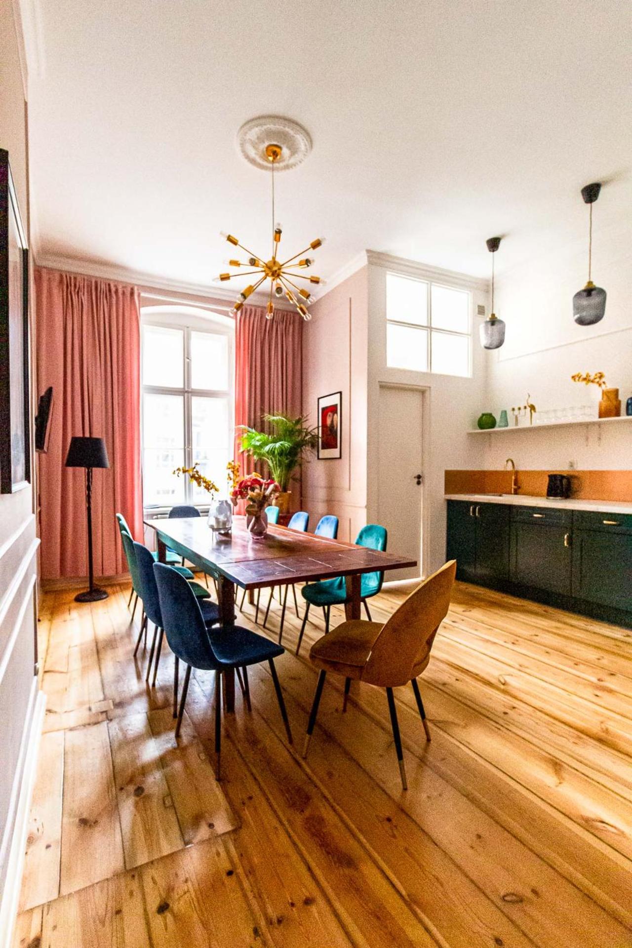 Glam Four-Bedroom Apartment with 2 Bathrooms  and Living Room  - Photo 28