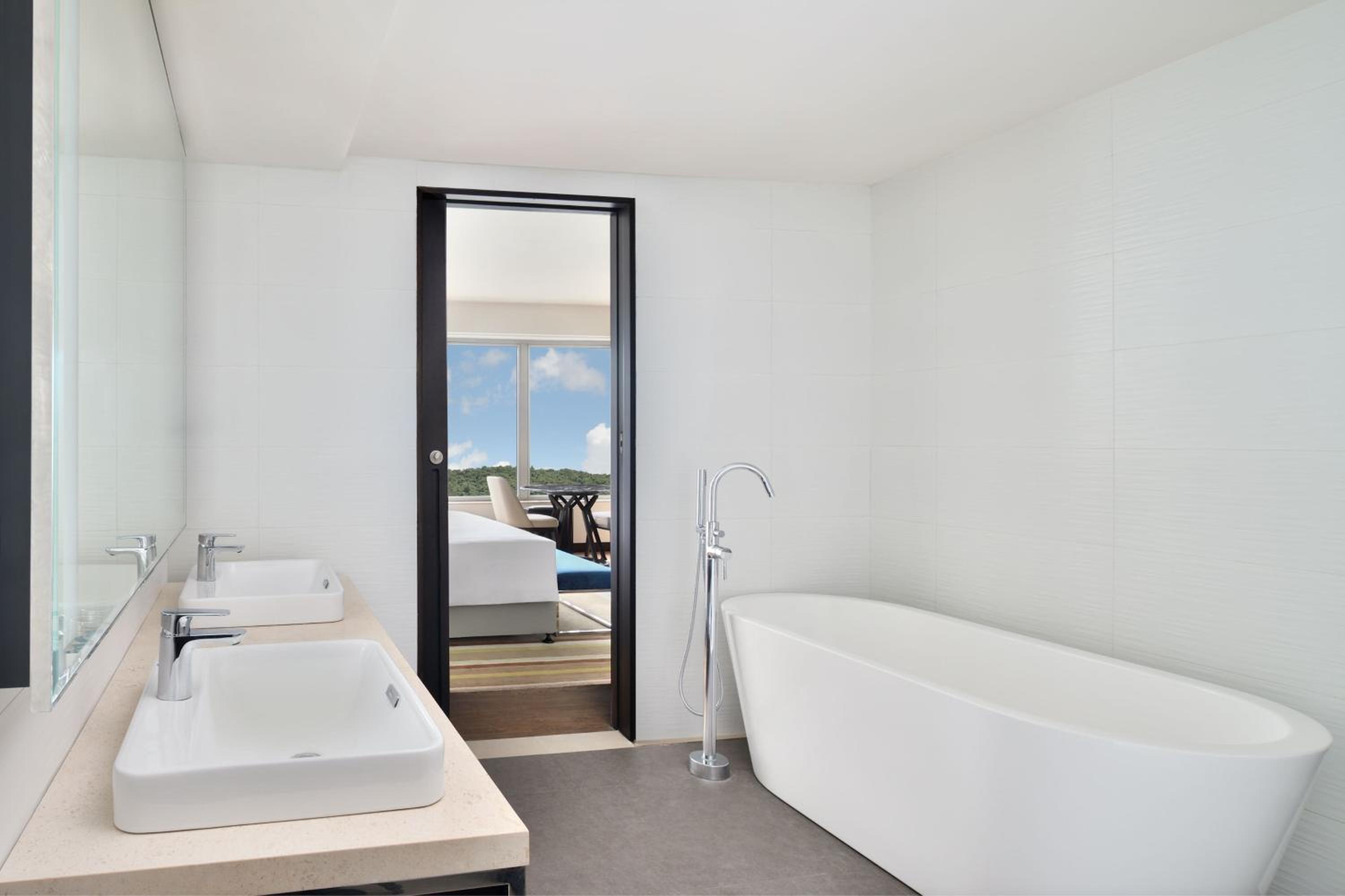 Junior Suite, Executive lounge access, Suite, 1 King, City view - Photo 7