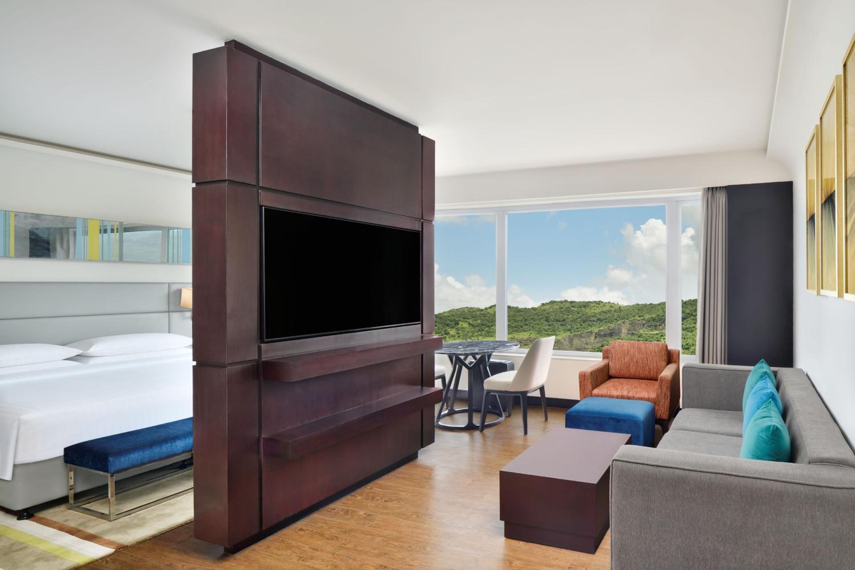 Junior Suite, Executive lounge access, Suite, 1 King, City view - Photo 5