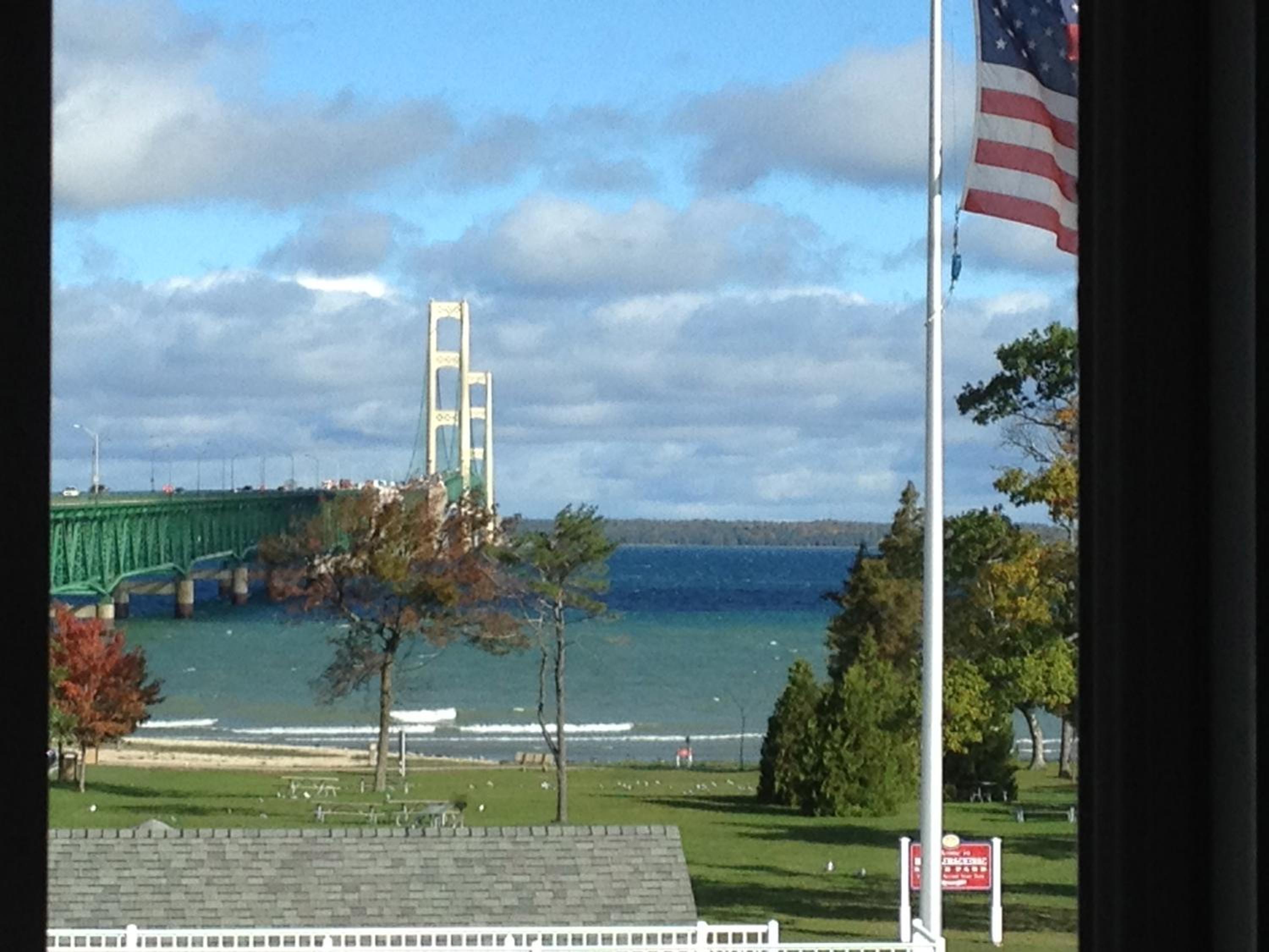 Bridge and Lake View/ Two queen beds - Photo 4