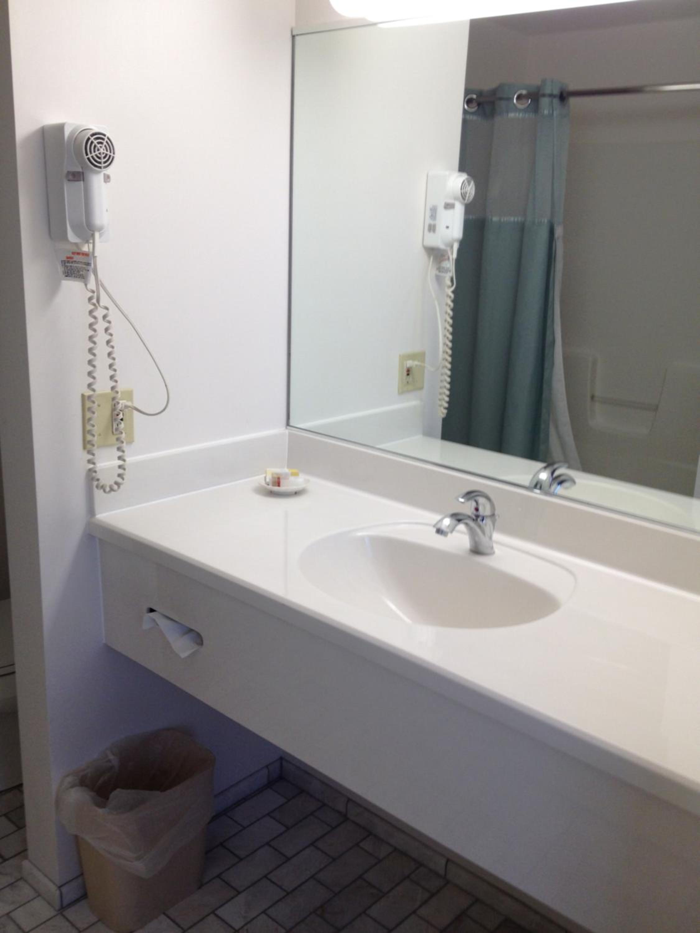 Bridge and Lake View/ Two queen beds - Photo 2