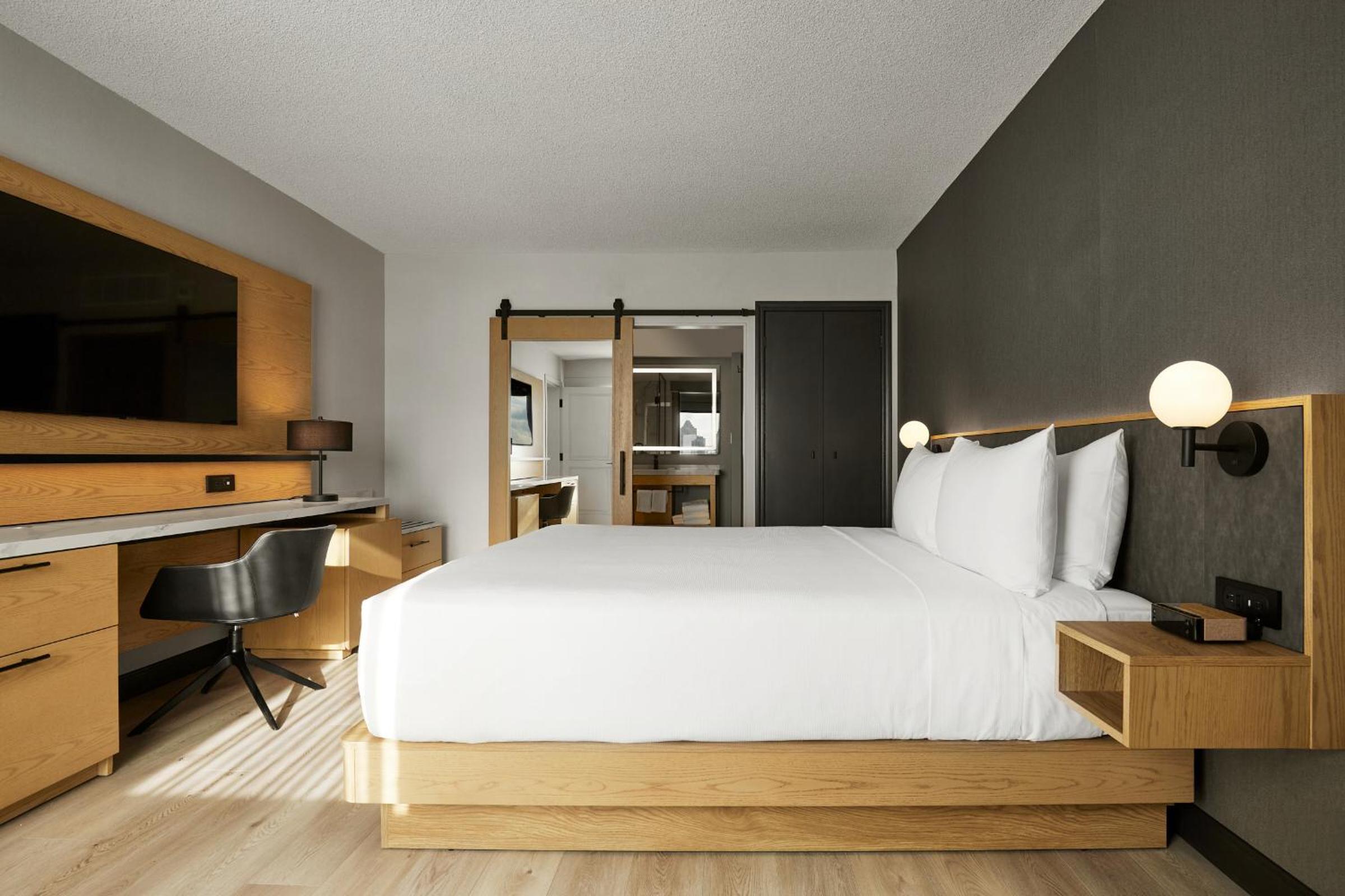 One-Bedroom King Suite with Sofa Bed - Photo 4