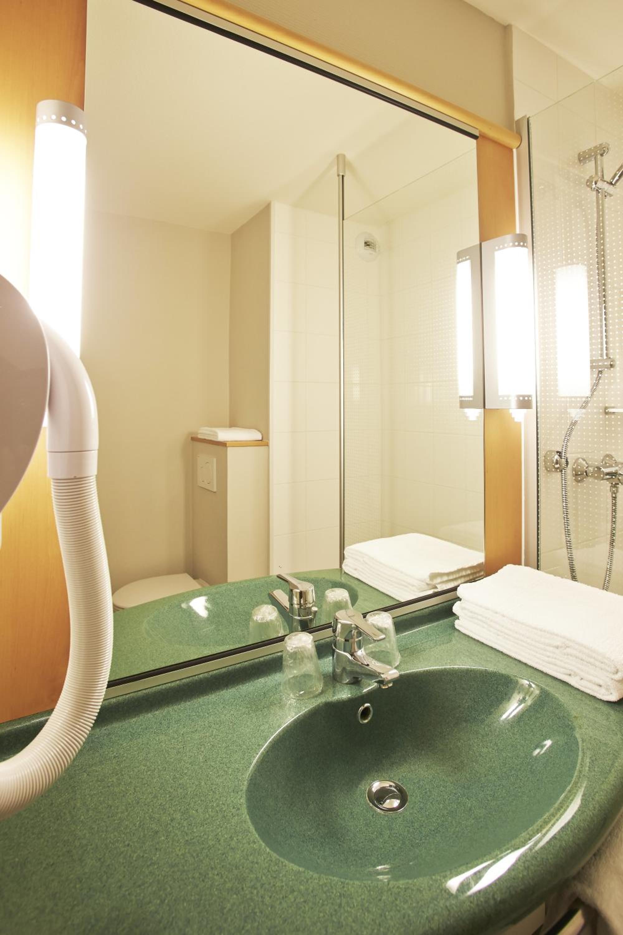 Standard Double Room - Photo 10