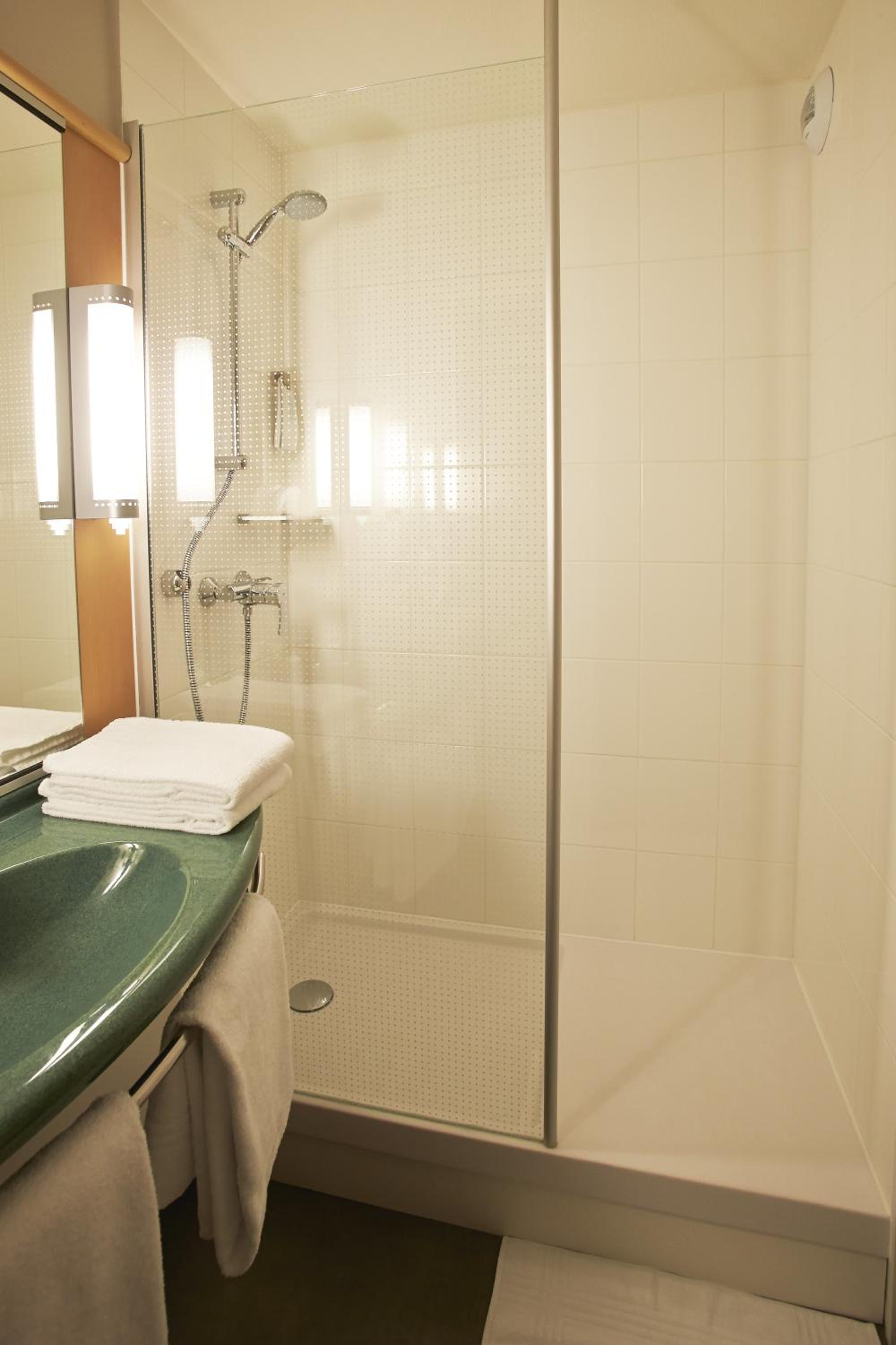 Standard Double Room - Photo 9