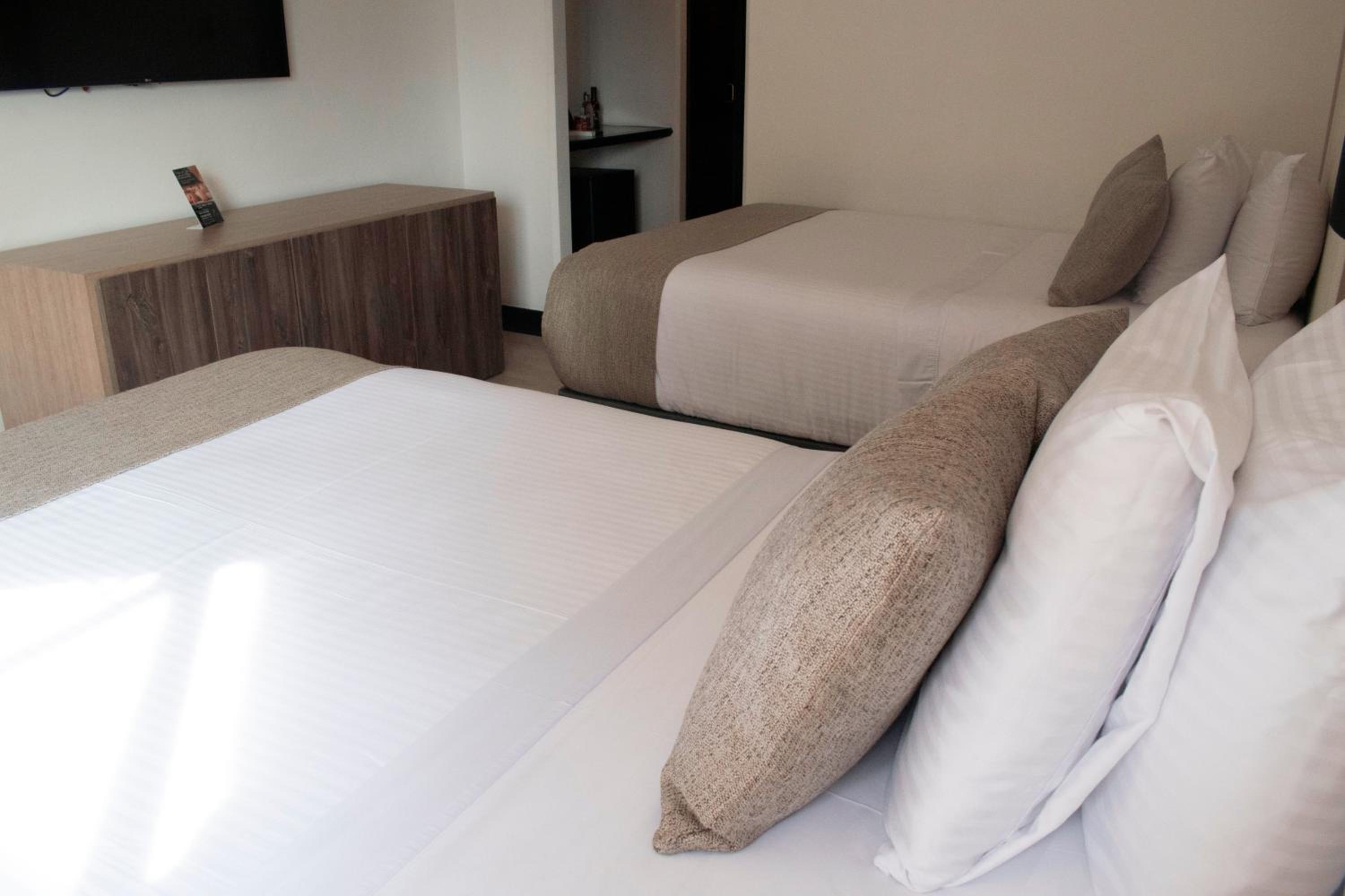 Standard Twin Room - Photo 7