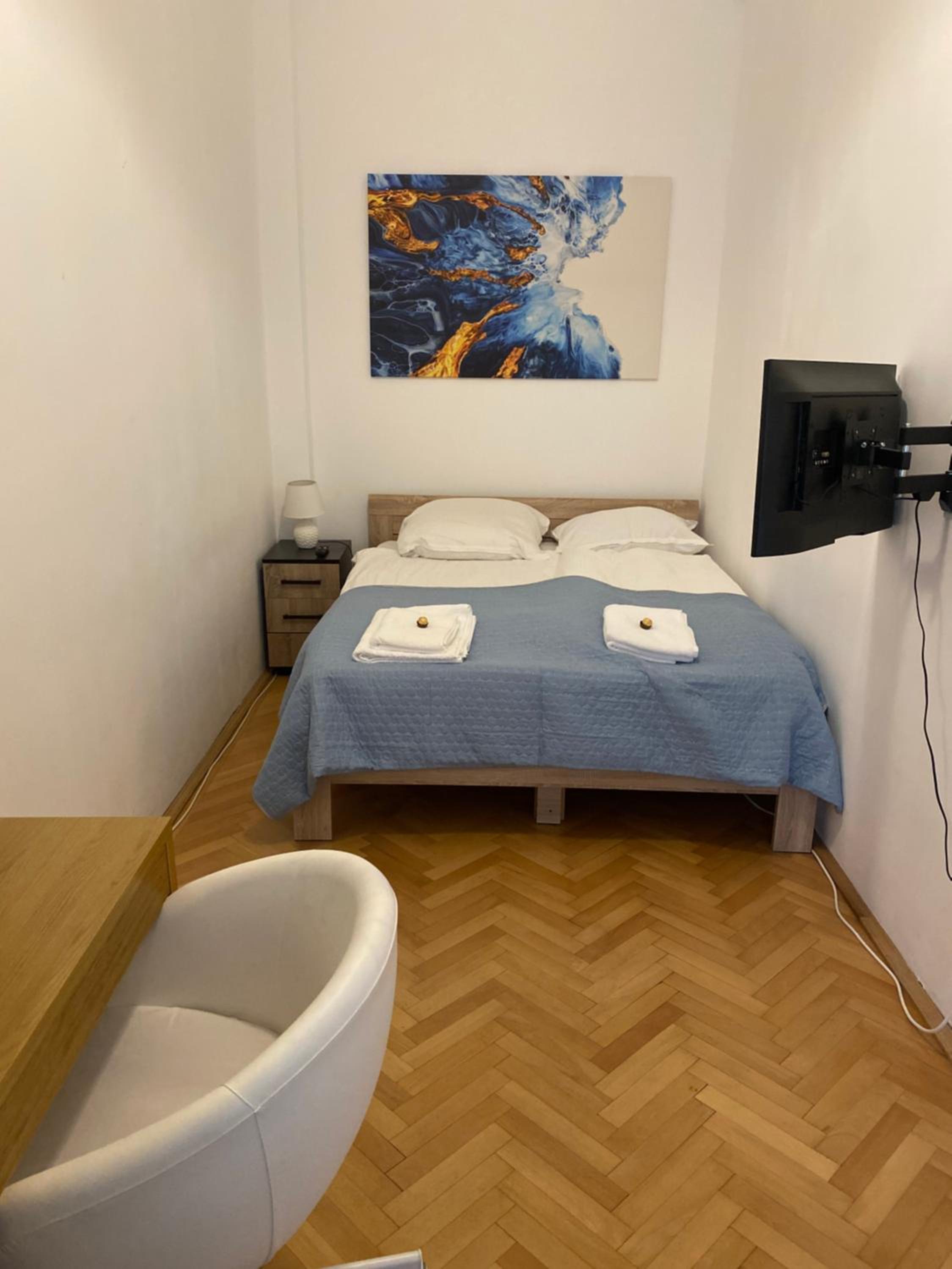 One-Bedroom Apartment photo 1
