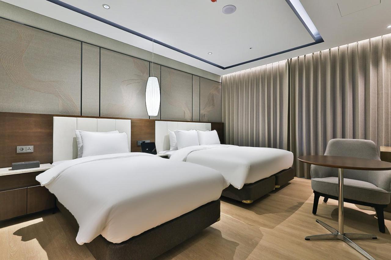 Signature Twin Room - Photo 2