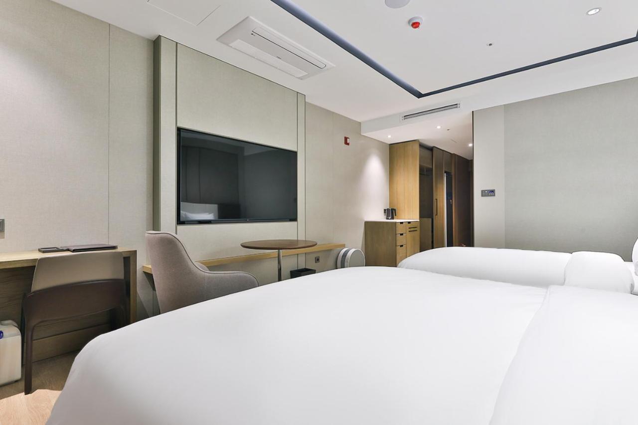 Signature Twin Room - Photo 6