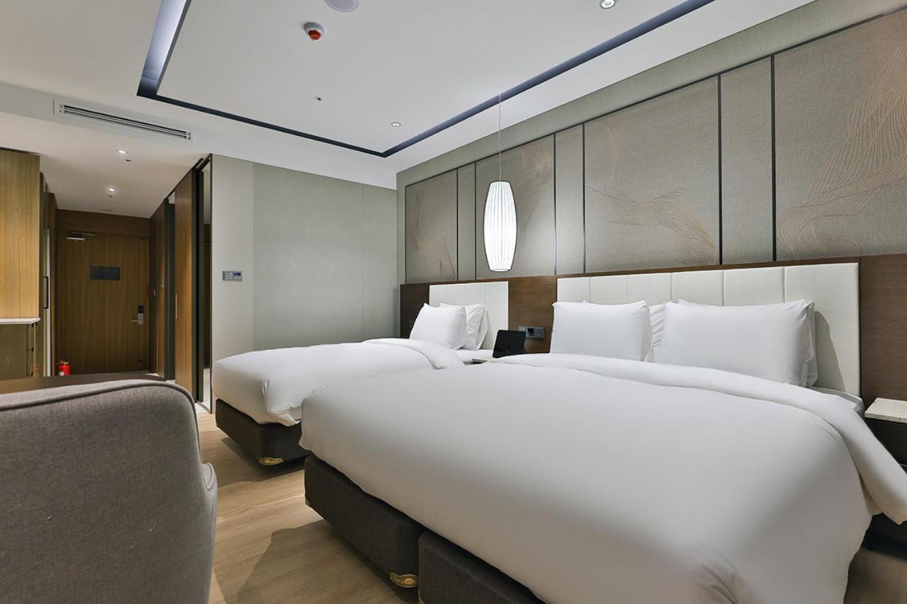 Signature Twin Room - Photo 1