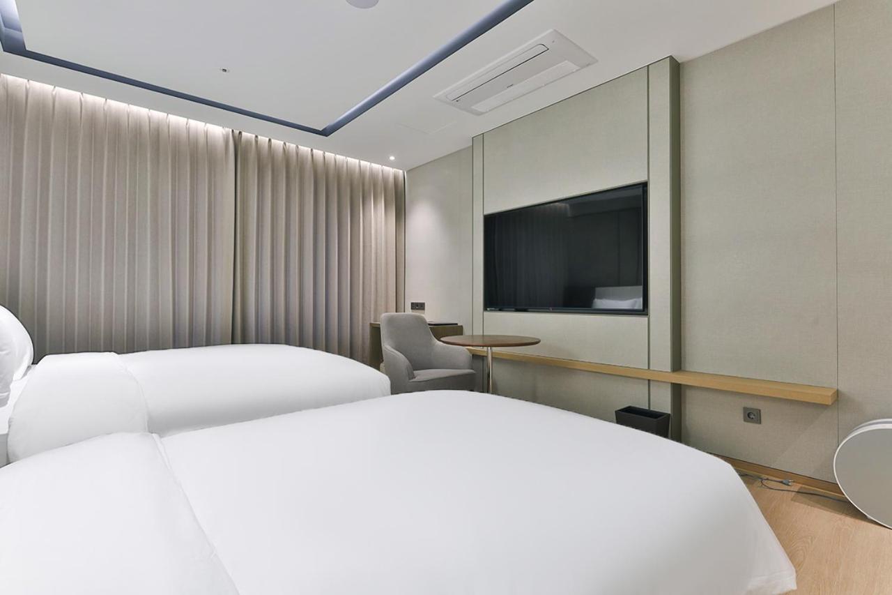 Signature Twin Room - Photo 4